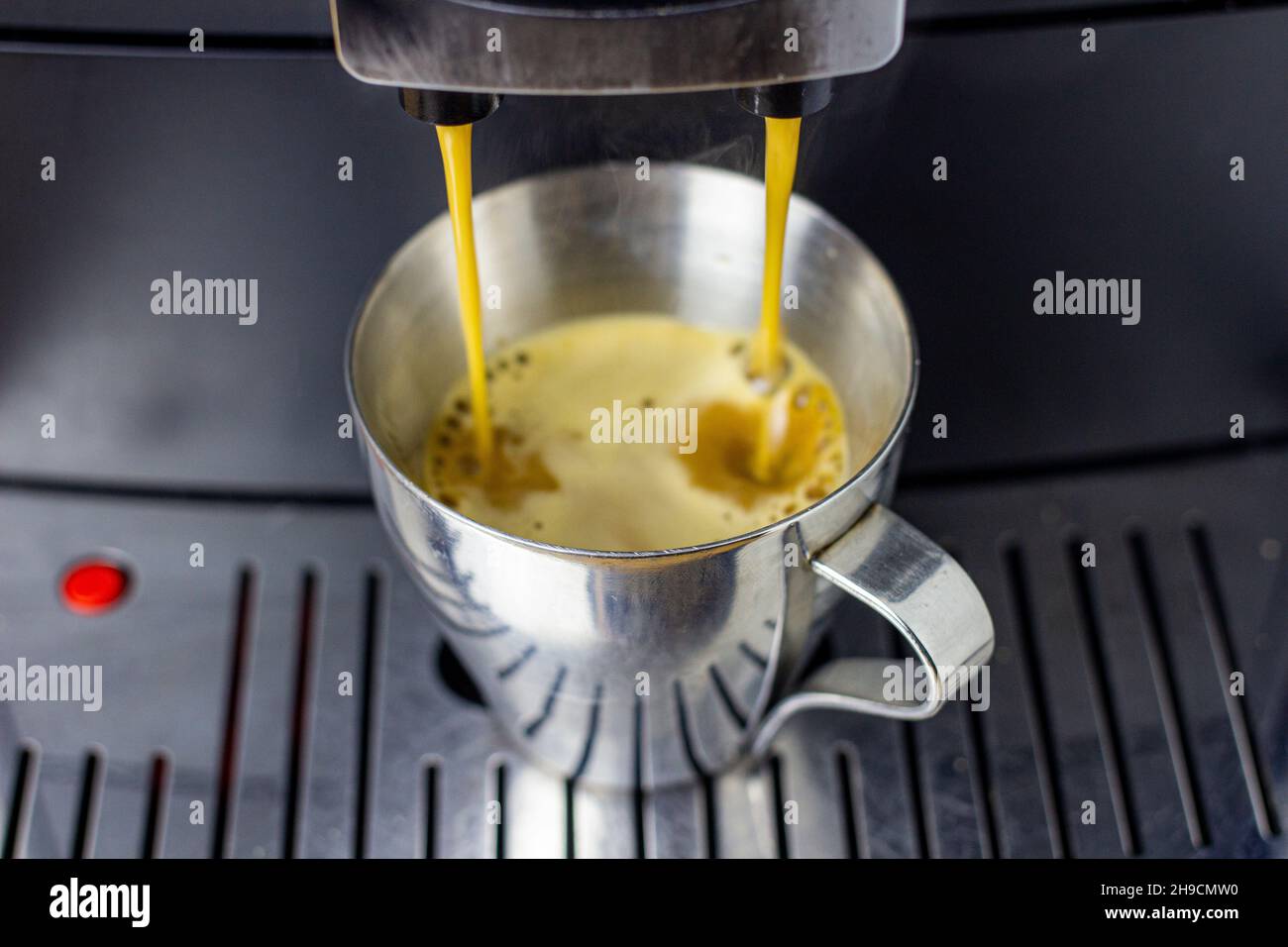 Café en purée pour préparer une tasse d'espresso fraîche Banque D'Images