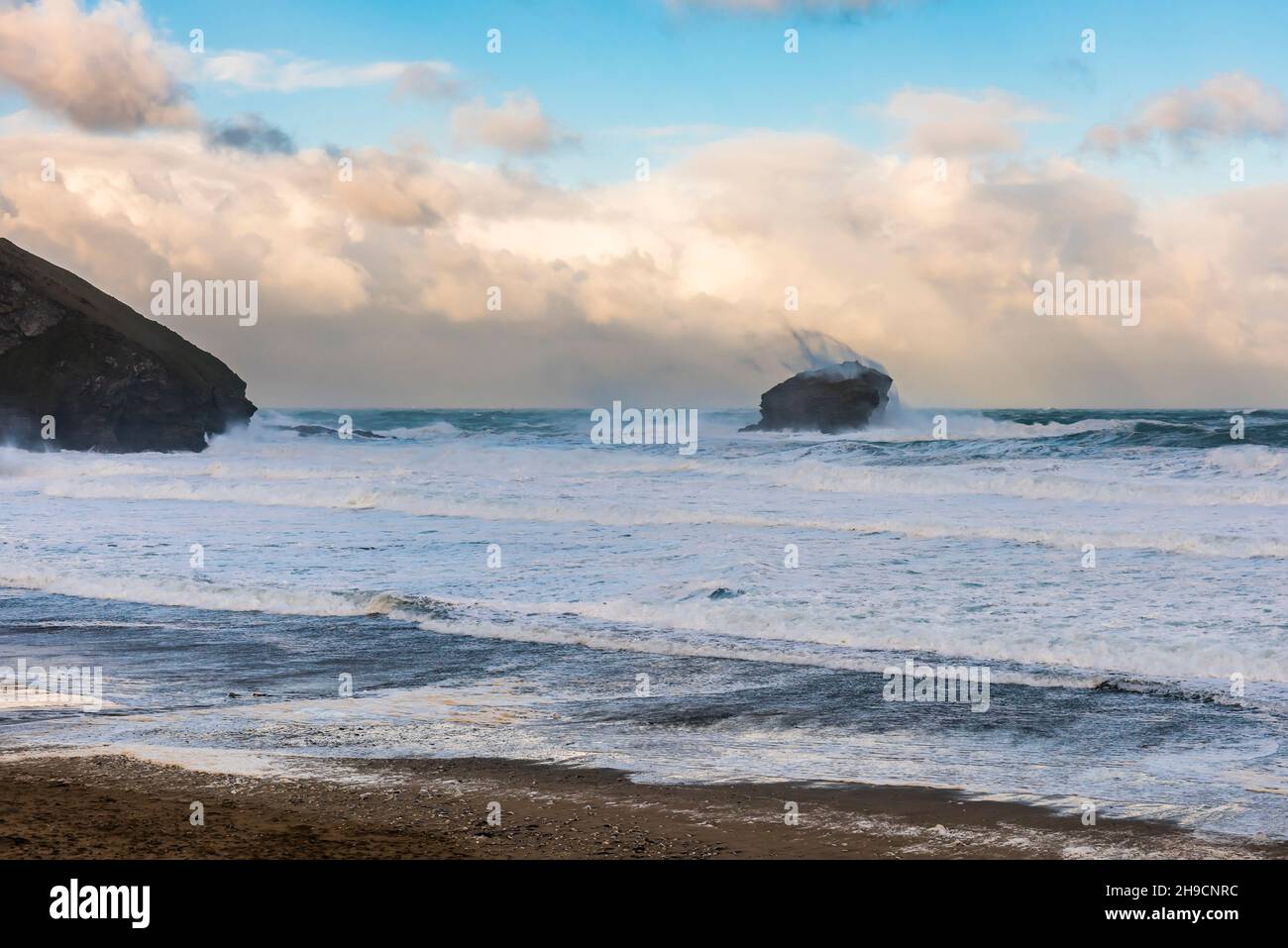 Vagues de Storm Arwen s'écrasant au-dessus de Gull Rock à Portreath Beach, Cornwall, Royaume-Uni Banque D'Images