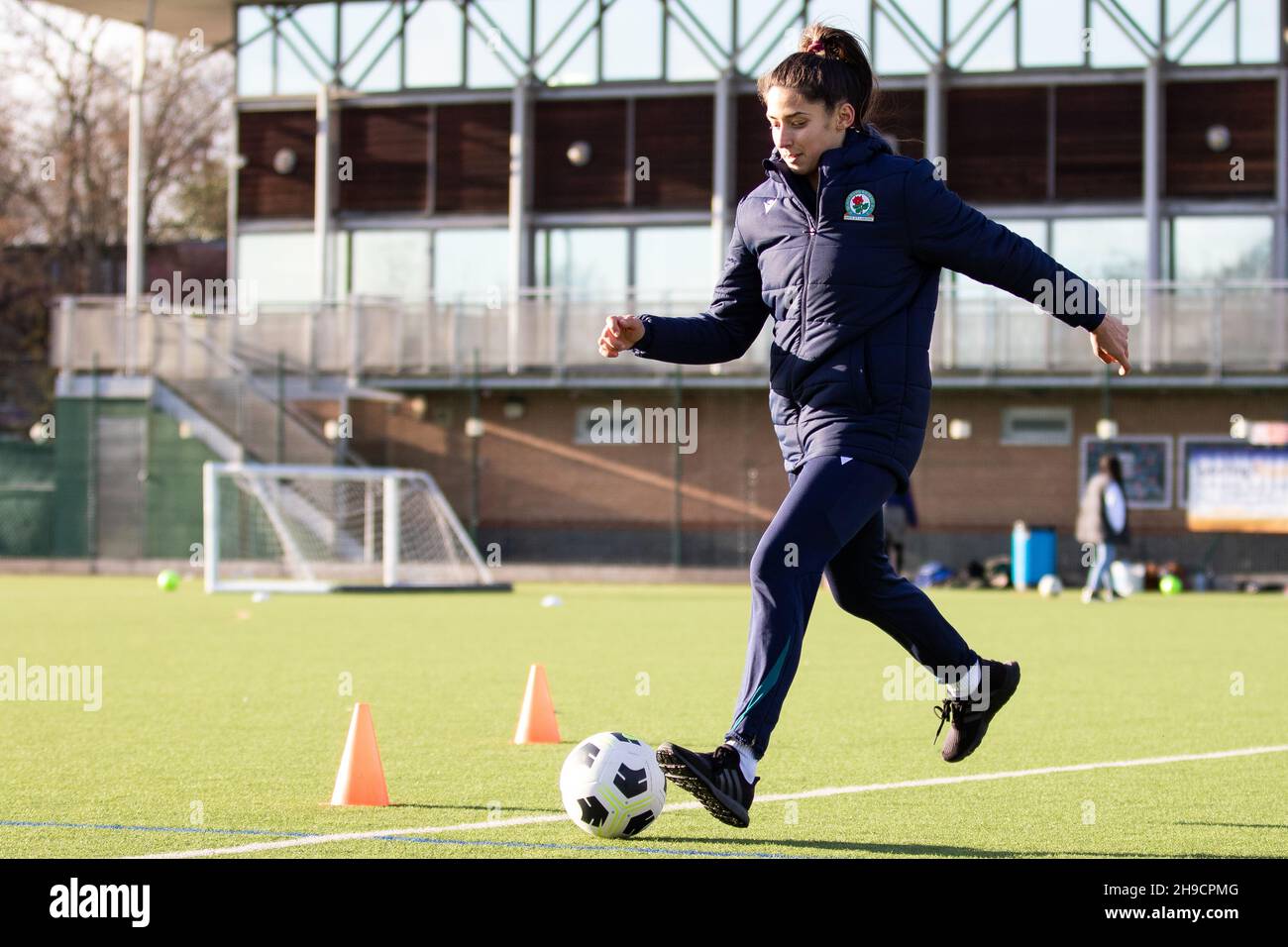 Blackburn Rovers milieu de terrain Millie Chandarana lors d'une compétition de football communautaire gratuite par Indian Gymkahana et Super5 League pour les femmes et les filles d'Asie du Sud Banque D'Images