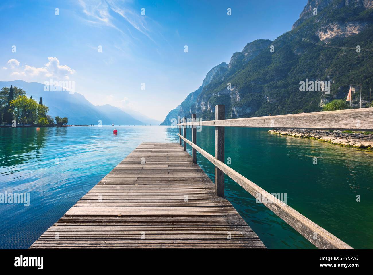 Jetée en bois sur le lac.Riva del Garda, Trentin, Italie, Europe. Banque D'Images