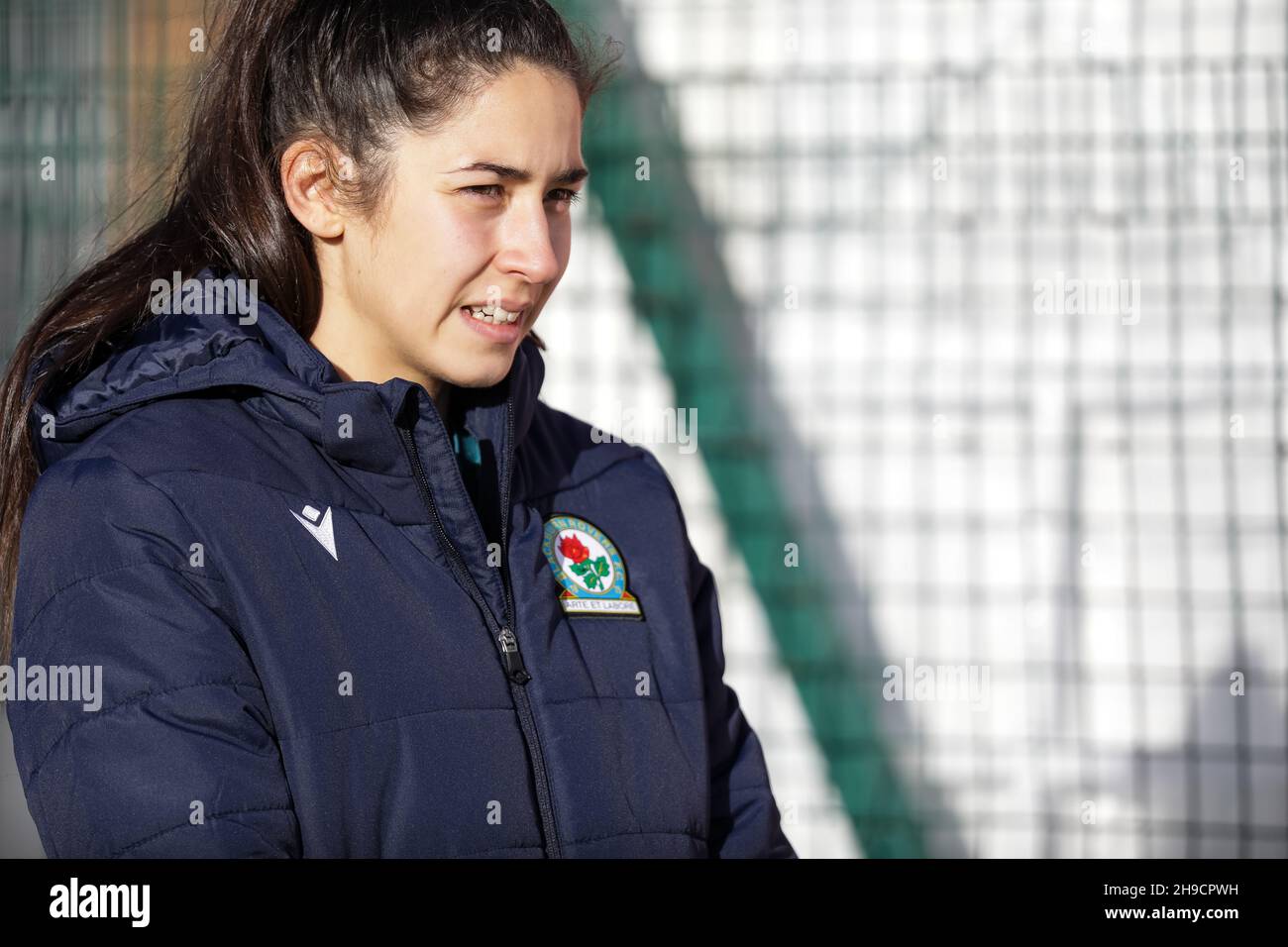 Blackburn Rovers milieu de terrain Millie Chandarana lors d'une compétition de football communautaire gratuite par Indian Gymkahana et Super5 League pour les femmes et les filles d'Asie du Sud Banque D'Images