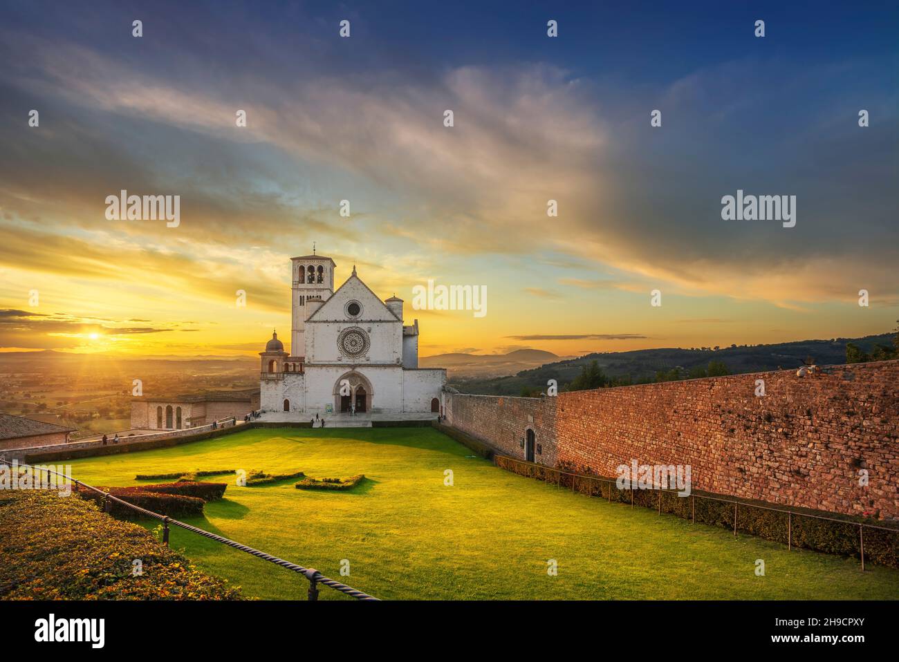 Église haute de la basilique d'Assise, San Francesco ou Saint François au coucher du soleil.Pérouse, Ombrie, Italie, Europe. Banque D'Images