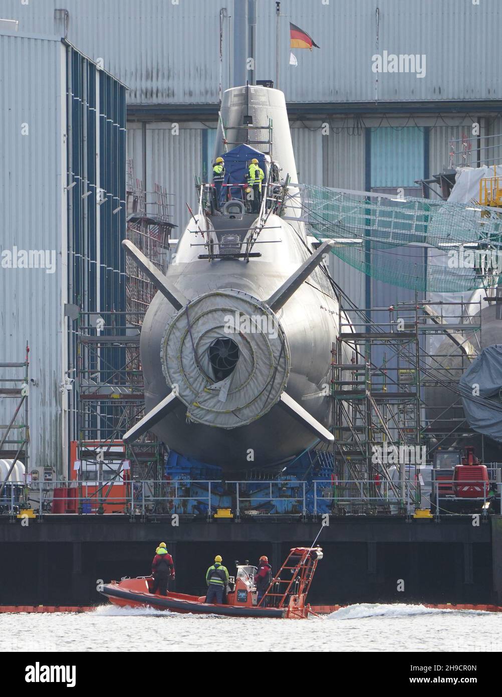 Kiel, Allemagne.06e décembre 2021.Un sous-marin en construction se trouve dans le chantier naval de ThyssenKrupp Marine Systems à Kiel.Credit: Marcus Brandt/dpa/Alay Live News Banque D'Images