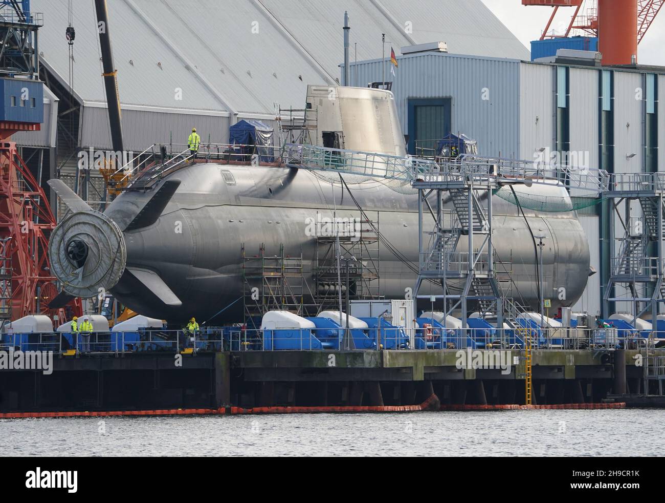 Kiel, Allemagne.06e décembre 2021.Un sous-marin en construction se trouve dans le chantier naval de ThyssenKrupp Marine Systems à Kiel.Credit: Marcus Brandt/dpa/Alay Live News Banque D'Images