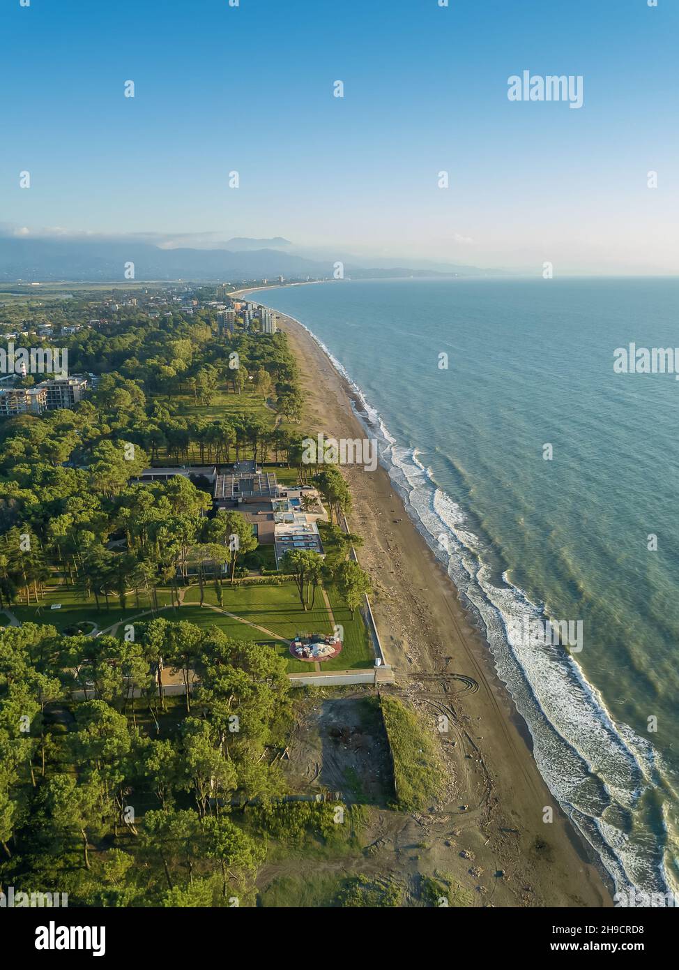 Drone vue sur la mer, plage, appartement sur la mer sur une soirée ensoleillée, plage sauvage.Photo verticale Banque D'Images