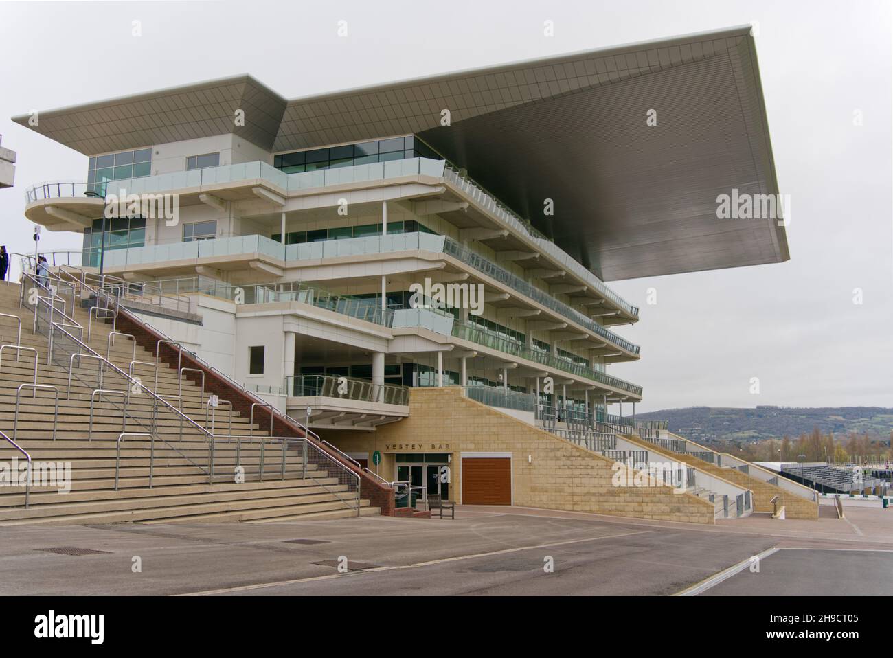 Cheltenham Angleterre Royaume-Uni novembre 24 2021 Grand-stand du spectateur principal surplombant la piste de course Banque D'Images