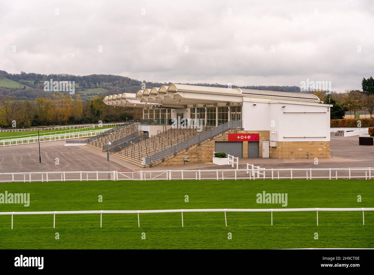 Cheltenham England UK novembre 24 2021 le stand Dawn Run Spectator surplombe le célèbre champ de courses de Cheltenham à Prestbury Park. Banque D'Images