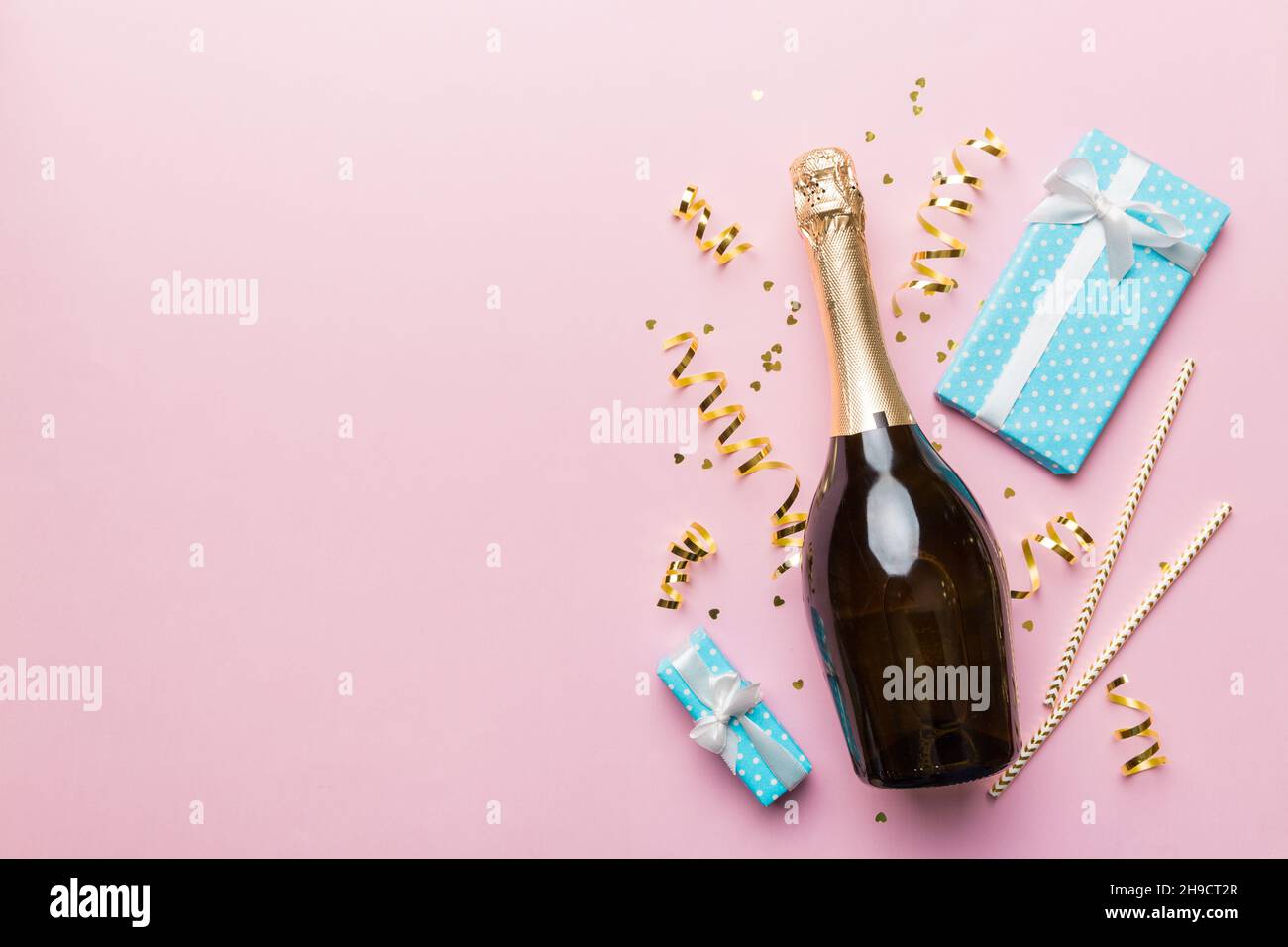 Bouteille De Champagne Avec Paillettes Colorees Confettis Et Espace Boite Cadeau Pour Le Texte Sur Fond Colore Vue Du Dessus Hilarant Noel Et Anniversaire Ce Photo Stock Alamy