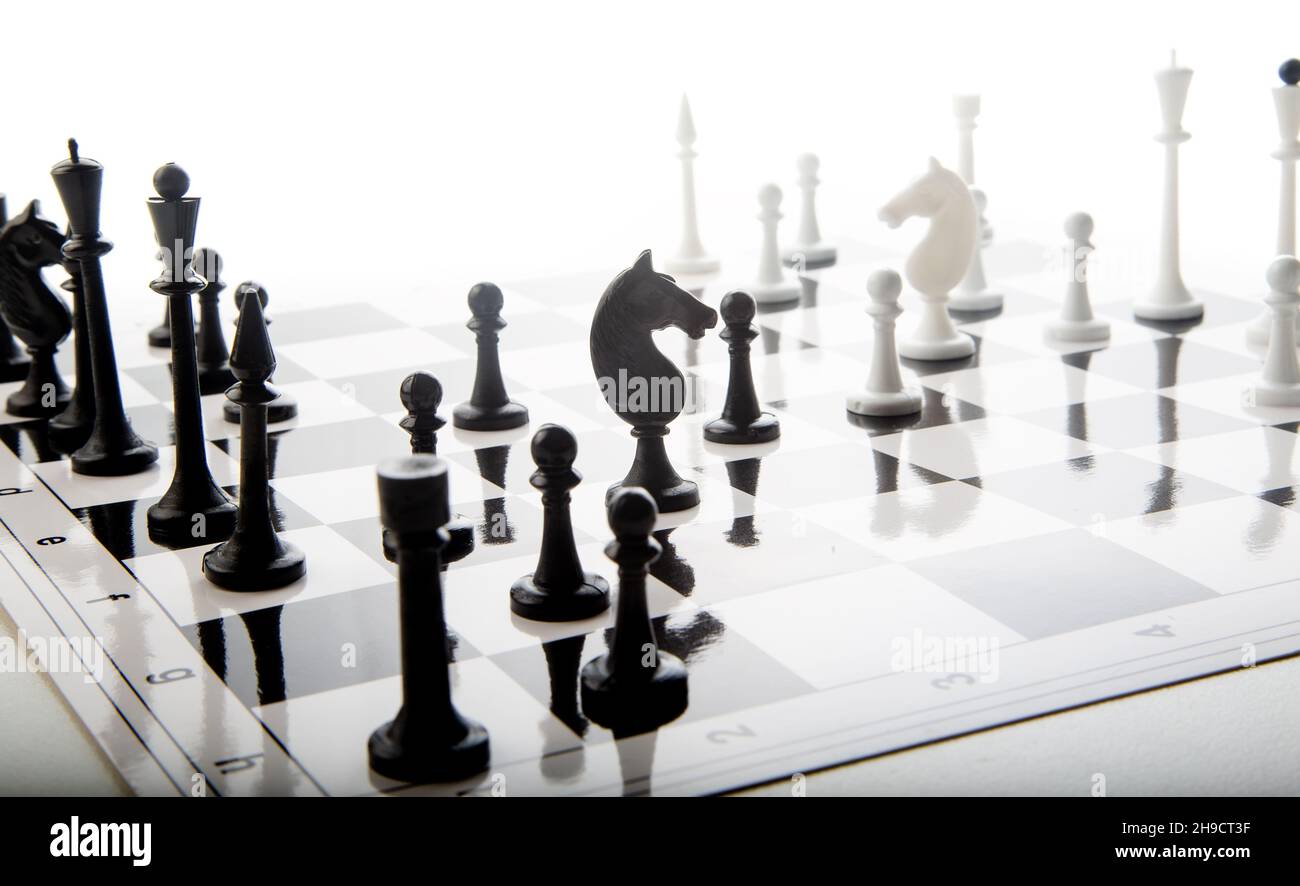 Pièces d'échecs sur l'échiquier.Jeu intellectuel -échecs.Pièces d'échecs sur la carte.Une partie d'échecs.Pas une image couleur.Noir et blanc. Banque D'Images