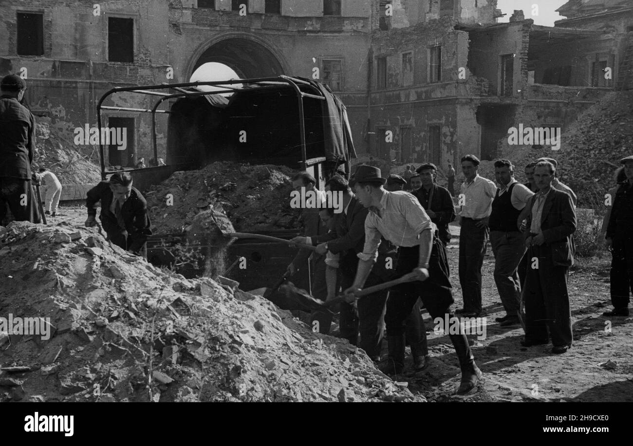 Varsovie, 1947-09.porz¹dkowo-budowlane podczas Miesi¹ca Odbudowy Warszawy.NZ. Pracownicy Ministerstwa Zdrowia usuwaj¹ gruz dziedziñca pa³acu Paca (Radziwi³³ów) - przysz³ej siedziby ministerstwa. po/mgs PAP Dok³adny dzieñ wydarzenia nieustalony.Varsovie, le 1947 septembre.Travaux de commande et de construction pendant la reconstruction du mois de Varsovie.Photo : le personnel du ministère de la Santé enlève les débris de l'avant de la palace de PAC (Radziwill) - plus de QG du ministère. po/mgs PAP Banque D'Images