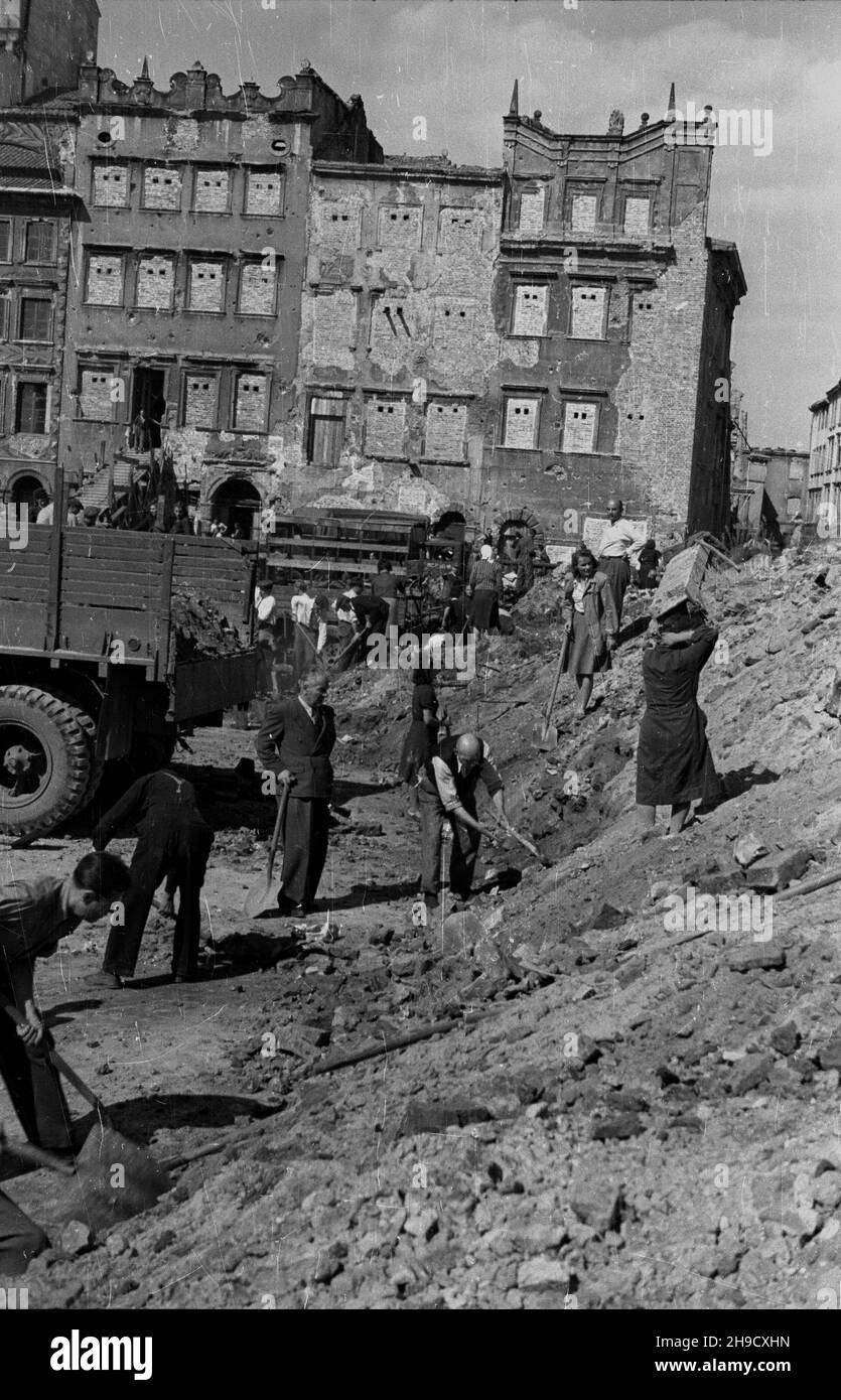 Varsovie, 1947-09-01.Spo³eczna akcja Miesi¹c Odbudowy Warszawy.NZ. Pracownicy sto³ecznych fabricyk i urzêdów przy odgruzowywaniu Rynku Starego Miasta. po/ms PAPVarsovie, le 1er septembre 1947.Le mois de l'action de reconstruction de Varsovie.Photo : les résidents et les travailleurs de Varsovie et les employés des usines et bureaux de production de Varsovie retirent les décombres du marché de la vieille ville. po/ms PAP Banque D'Images