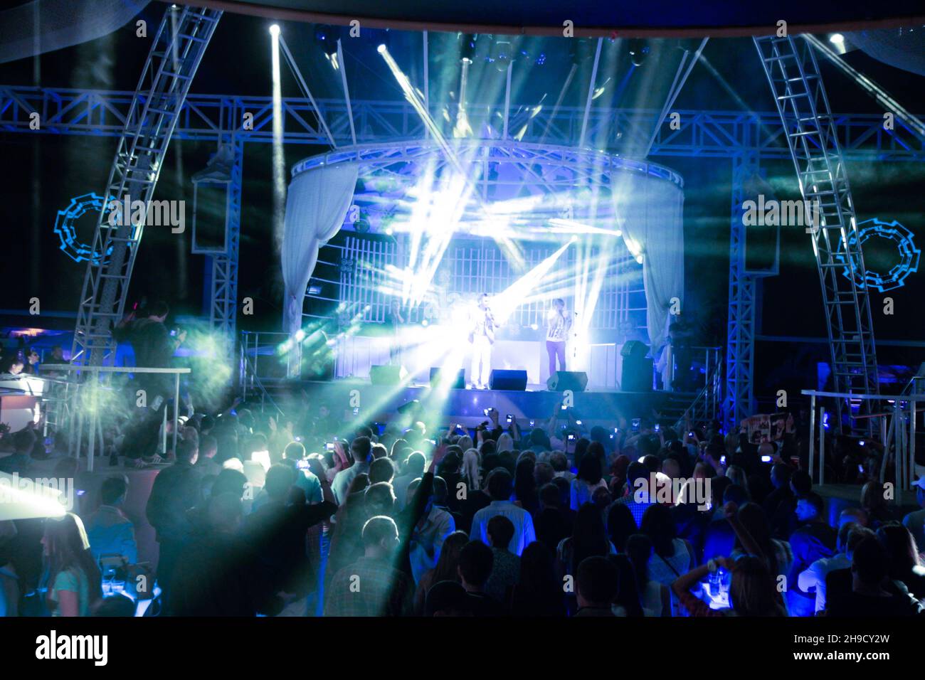 Odessa, Ukraine 31 août 2013: Bono Beach club.Discothèque dj Party les gens aiment la musique danse son avec lumière colorée avec Smoke machine et l Banque D'Images