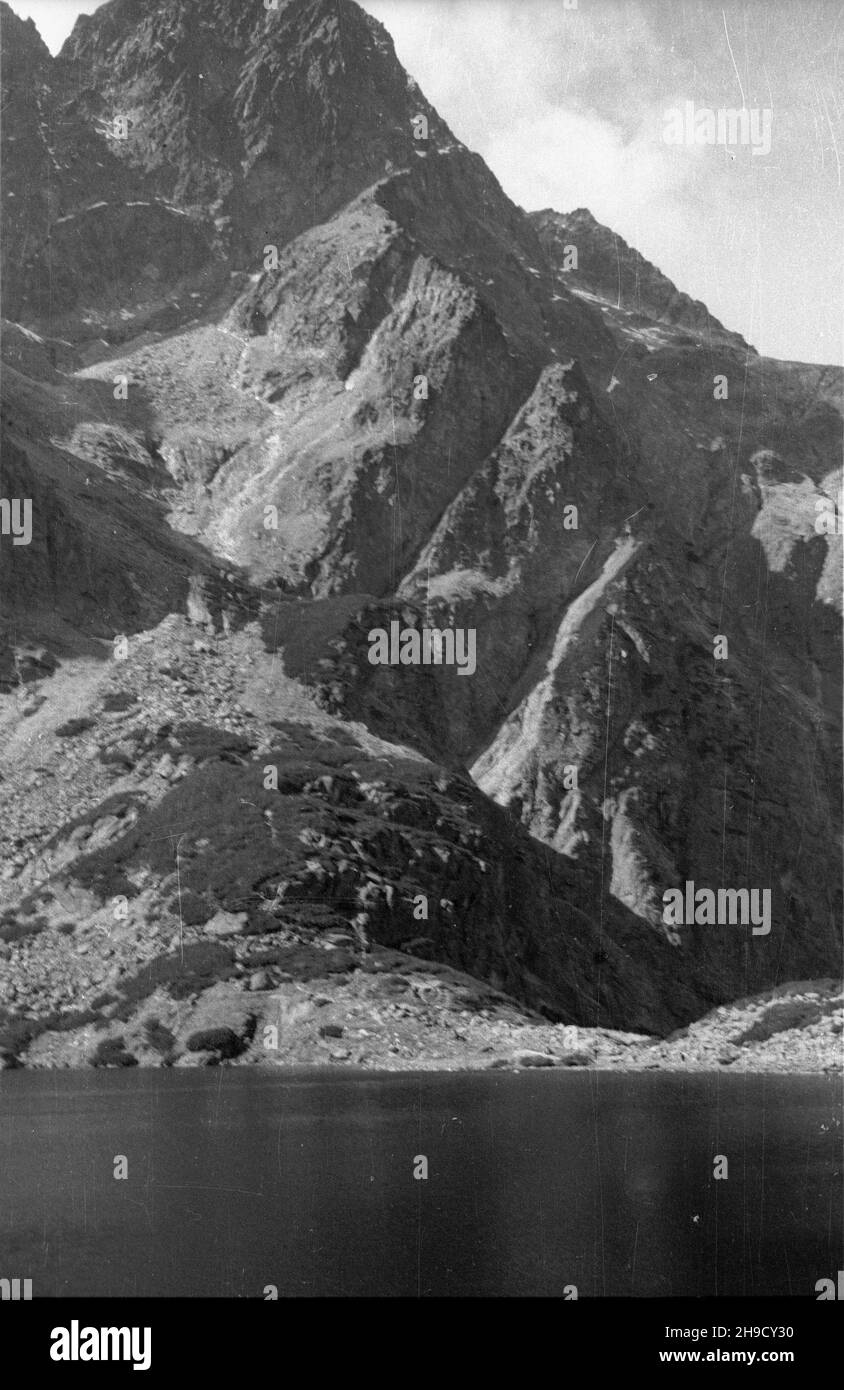 Zakopane, 1947-09.Tatry Wysokie.NZ. staw Morskie Oko i Miêguszowieckie Szczyty. po/mgs PAP Dok³adny dzieñ wydarzenia nieustalony.Zakopane, 1947 septembre.Montagnes High Tatra.Photo : Morskie Oko tarn et Mieguszowieckie Szczyty Mountain. po/mgs PAP Banque D'Images