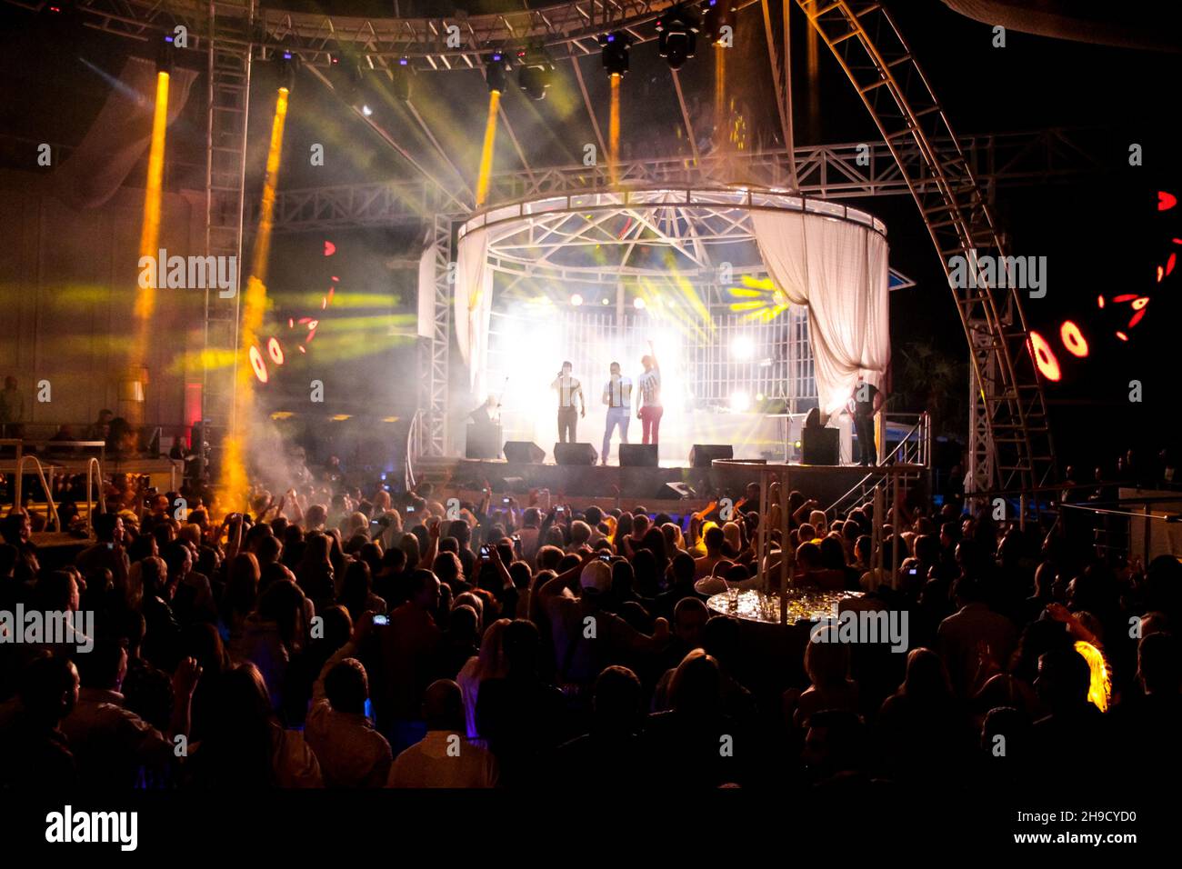 Odessa, Ukraine 31 août 2013: Bono Beach club.Discothèque dj Party les gens aiment la musique danse son avec lumière colorée avec Smoke machine et l Banque D'Images