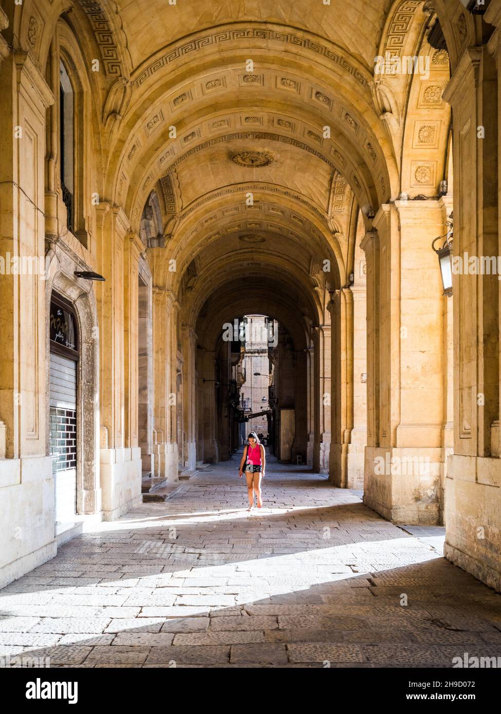 Arches à l'intérieur de la Bibliothèque nationale de Malte, la Valette Banque D'Images