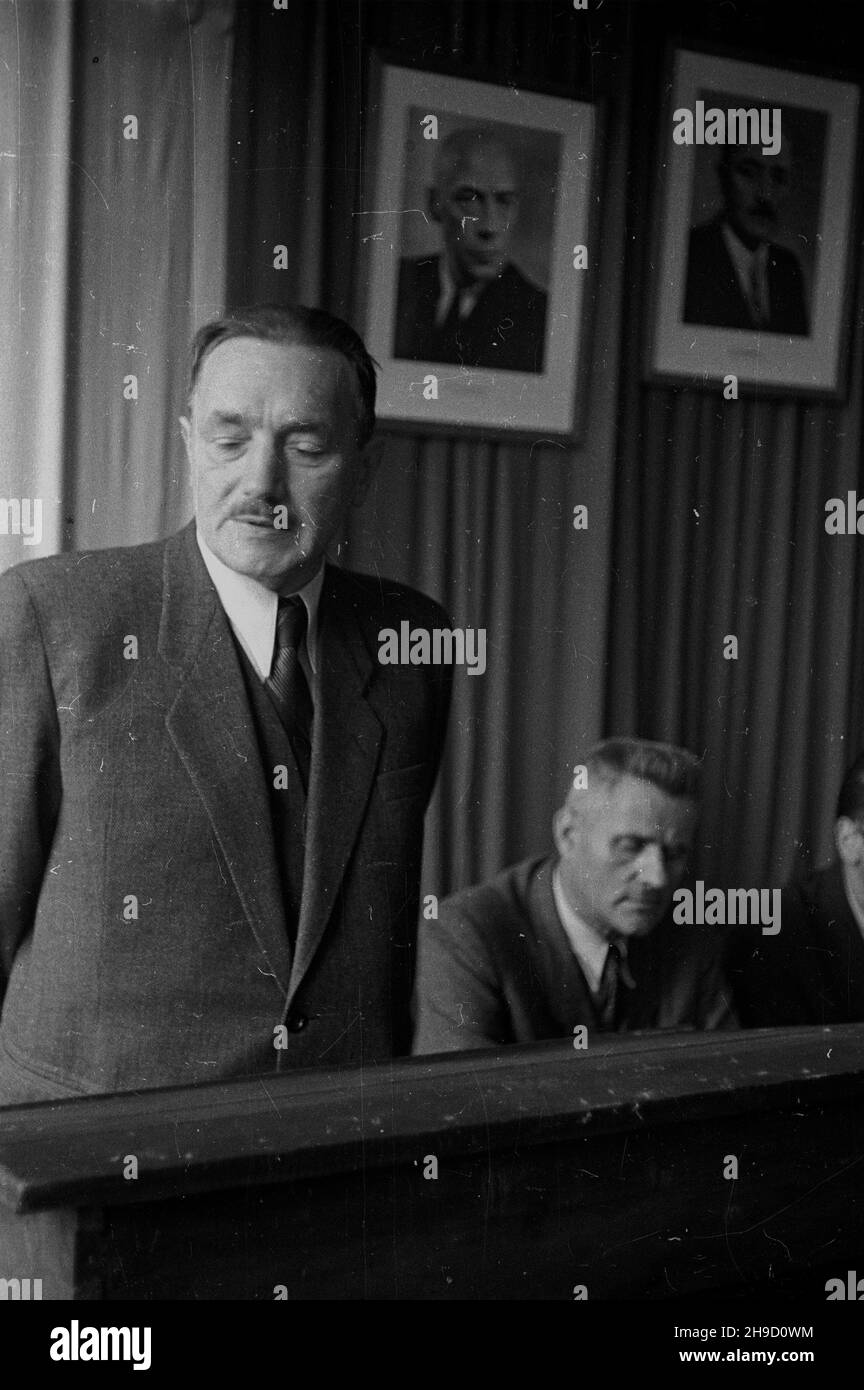 Varsovie, 1947-09.Posedzenie robocze Naczelnej Rady Odbudowy Warszawy.NZ. Przemawia prezydent Boles³aw Bierut. po/mgs PAP Dok³adny dzieñ wydarzenia nieustalony.Varsovie, le 1947 septembre.Une réunion de travail du Conseil principal de la reconstruction de Varsovie.Photo: Président Boleslaw Bierut. po/mgs PAP Banque D'Images