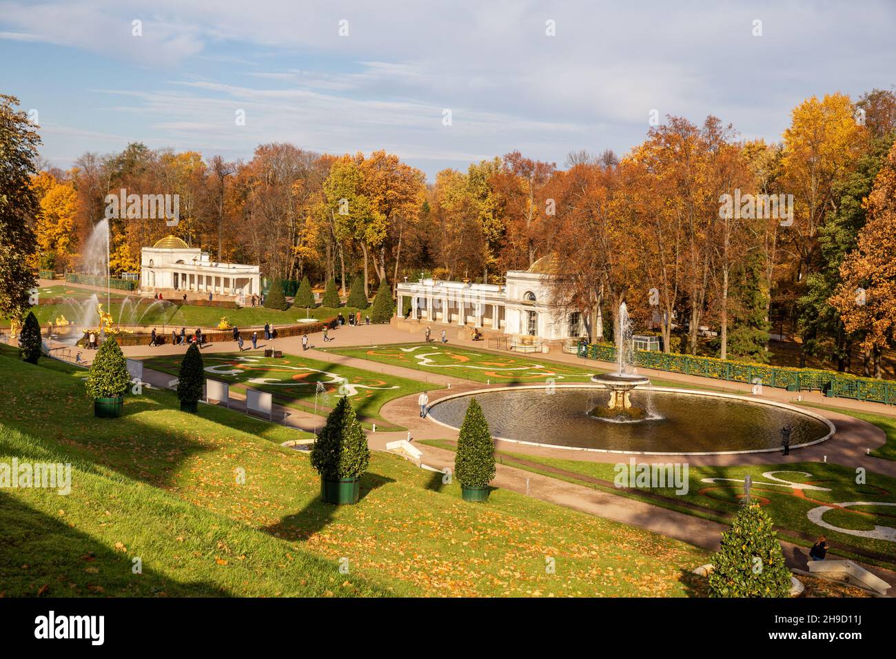Peterhof, Saint-Pétersbourg, Russie - 06 octobre 2021 : vue panoramique sur le parc inférieur de Peterhof Banque D'Images