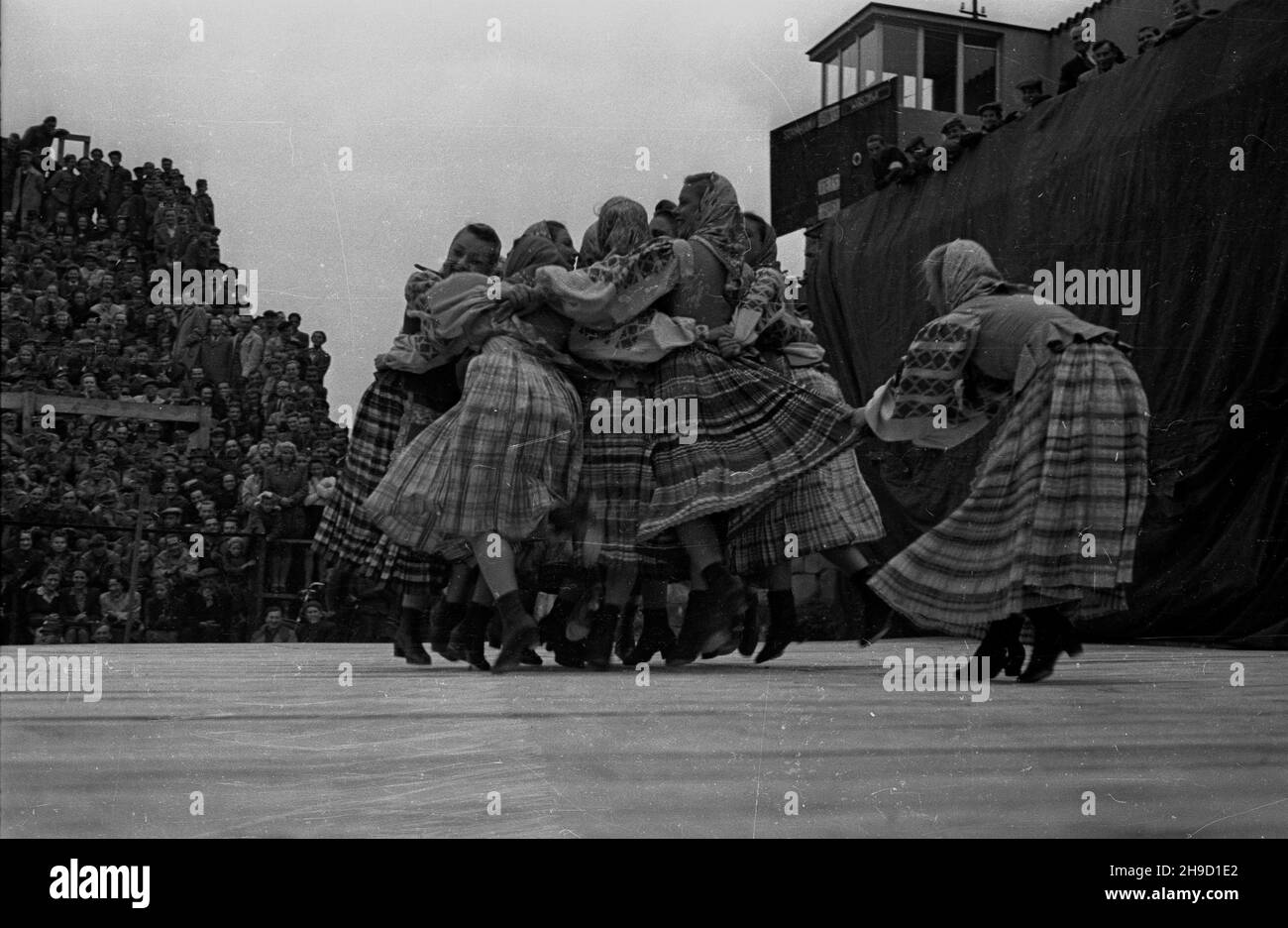 Varsovie, 1947-09-04.Wystêp grupy m³odzie¿owej Pañstwowego Zespo³u Tañców Ludowych ZSRR pod kierowictwem Igora Moisiejewa na kortach tenisowych Legii. po/ak PAP Varsovie, 4 septembre 1947.Groupe de jeunes du groupe national de danse folklorique de l'Union soviétique dirigé par Igor Moseyev sur les courts de tennis de Legia. po/ak PAP Banque D'Images