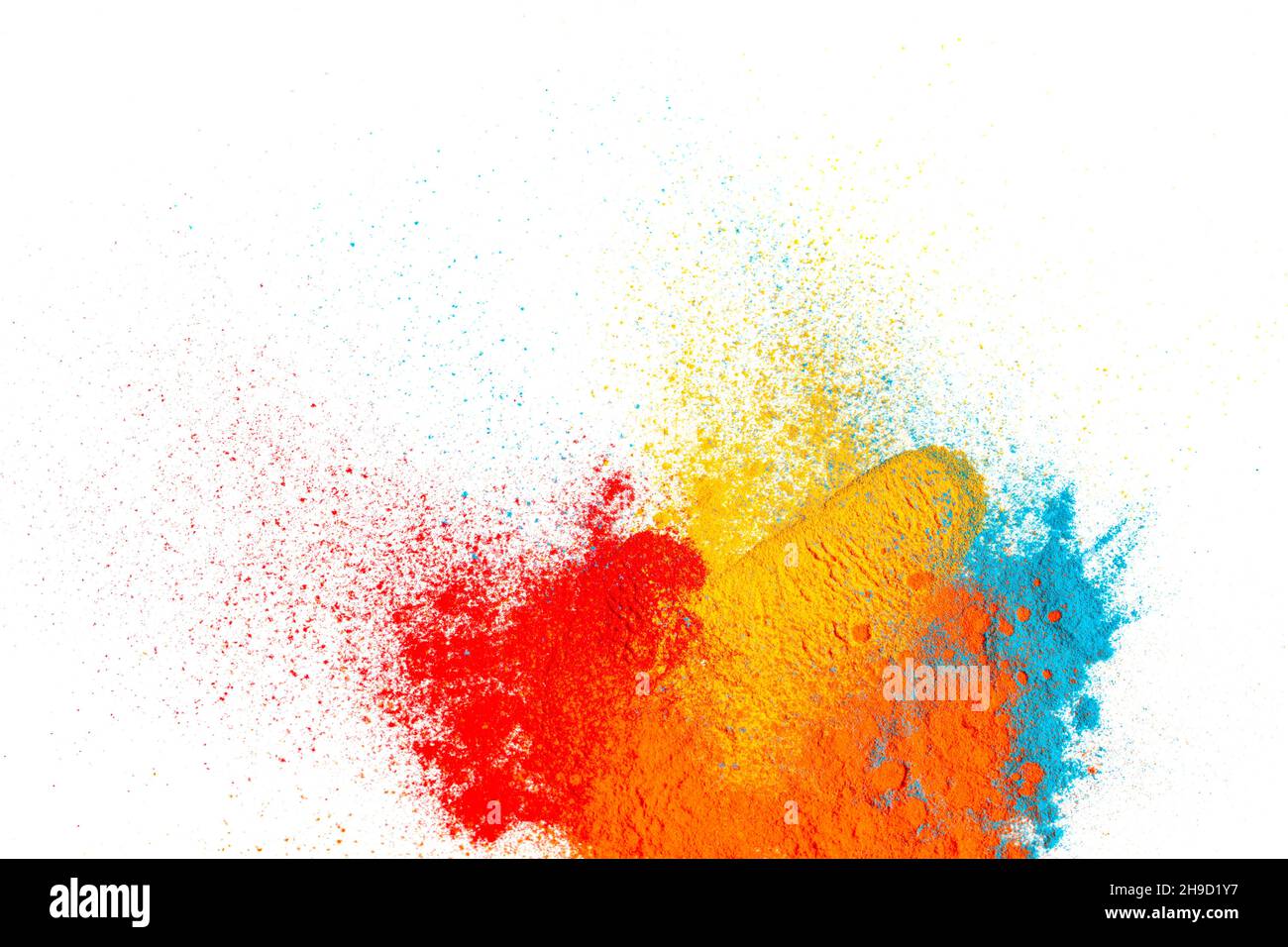 Mélange coloré de poudre chimique abstraite et éclaboussures sur fond blanc.Explosion de peinture multicolore isolée et particules de poussière texturées.CR Banque D'Images