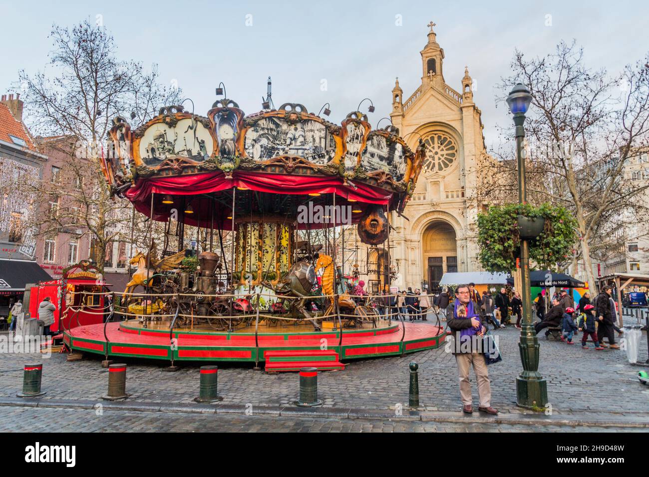 BRUXELLES, BELGIQUE - 17 DÉCEMBRE 2018 : ancien carrousel au marché de Noël de Sainte Catherine à Bruxelles, capitale de la Belgique Banque D'Images