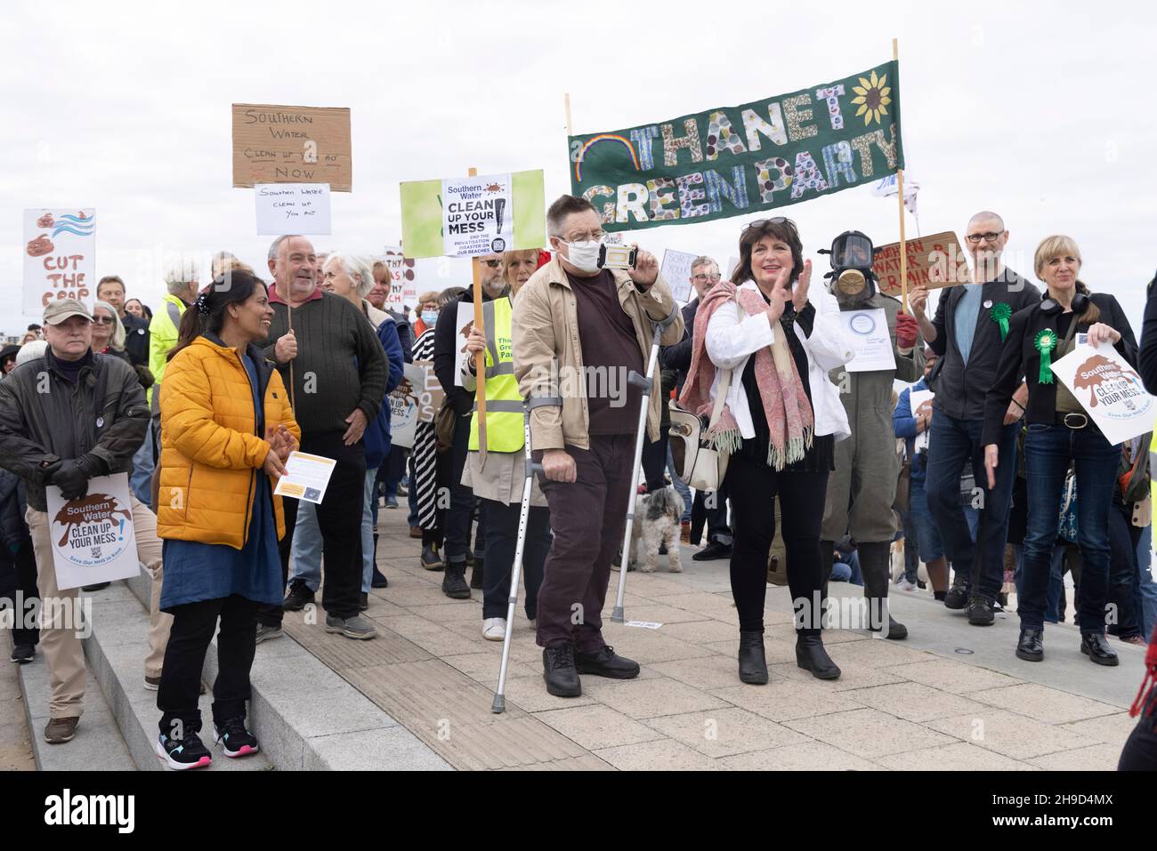 Les manifestants de Margate manifestent contre les rejets multiples d'eaux usées non traitées par Southern Water, octobre 2021.Ces rejets ont conduit à la fermeture des plages de Thanet à de nombreuses occasions. Banque D'Images