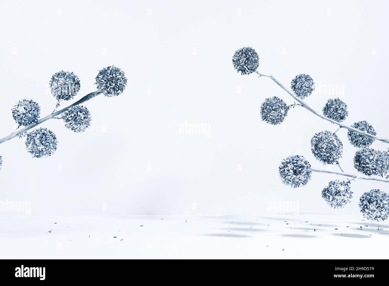 Mise en page créative de décorations géométriques de Noël avec boules arbre de Noël sur un fond blanc dans les rayons du soleil avec des ombres.Un hiver minimal Banque D'Images