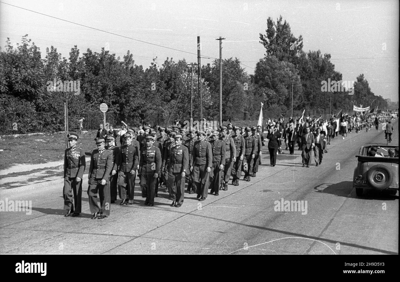 Varsovie, 1947-09-14.Uroczystoœci W trzeci¹ rocznicê wyzwolenia dzielnicy Praga przez wojska polskie i radzieckie.NZ.¿o³nierze i dywizji Wojska Polskiego uczestnicz¹ W marszu sztafetowym szlakiem zwyciêskich wojsk. po/mgs PAPVarsovie, le 14 septembre 1947.Cérémonies marquant le 3e anniversaire de la libération du district de Praga par les soldats polonais et soviétiques.Photo : soldats de la 1re division de l'Armée polonaise participant à une marche relais via le sentier de combat des armées victorieuses. po/mgs PAP Banque D'Images