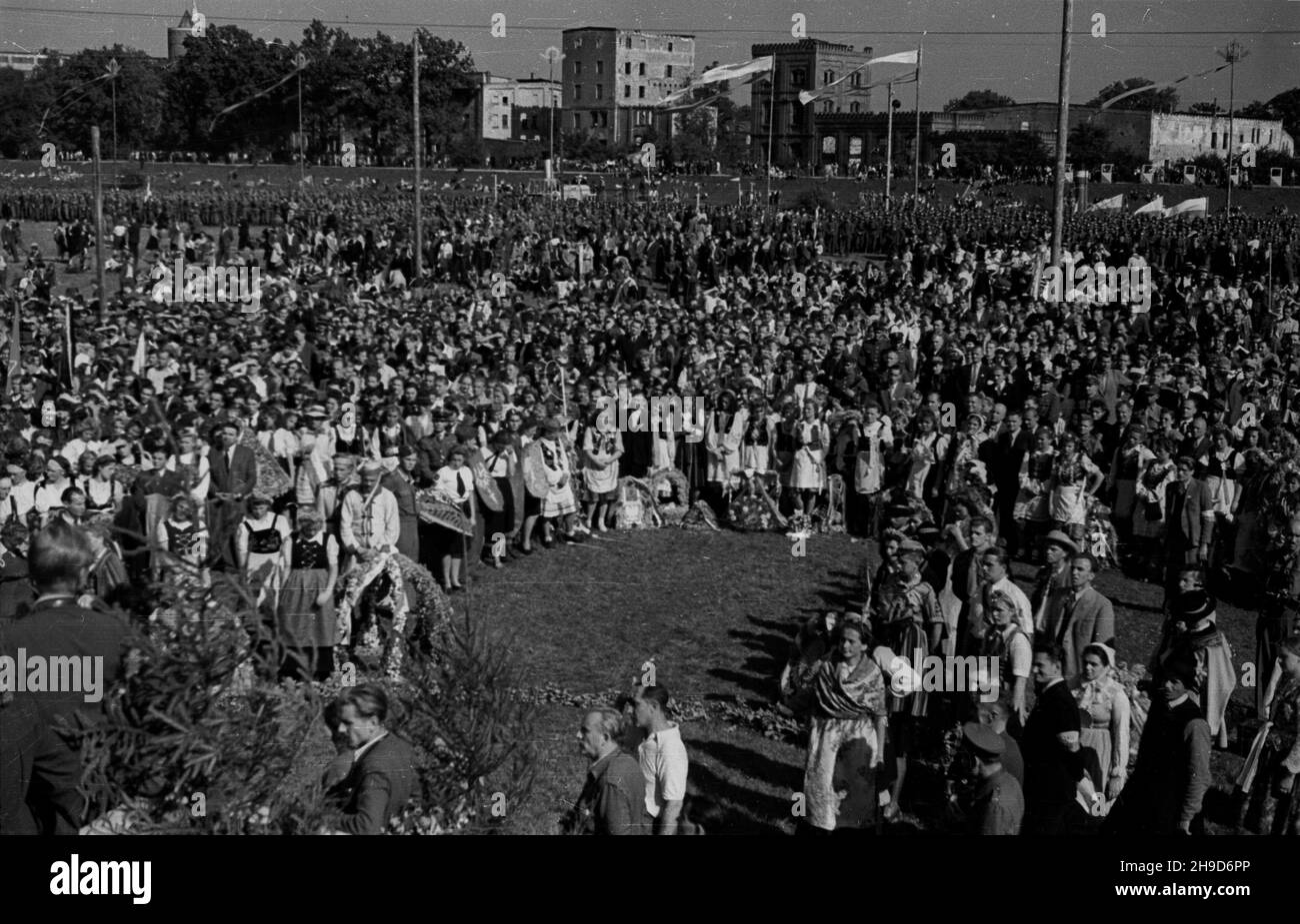 Opole, 1947-09-14.Ogólnkopolskie obchody Œwiêta Plonów, do¿ynki.Uroczystoœci na miejskich b³oniach.NZ. Delegacje ch³opskie W strojach regionalnych. po/mgs PAPOpole, 14 septembre 1947.Célébrations nationales des récoltes dans les banlieues d'Opole.Photo: Délégués paysans en costumes régionaux. po/mgs PAP Banque D'Images