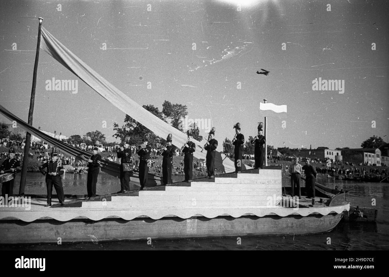 Opole, 1947-09-14.Ogólnkopolskie obchody Œwiêta Plonów, do¿ynki.Defilada statków na rzece Odrze.NZ. statek wioz¹cy delegacjê górnicz¹. po/mgs PAPOpole, 14 septembre 1947.Fête de la moisson en Pologne.Un défilé de navires sur la rivière Odra.Photo : un navire transportant une délégation de mineur. po/mgs PAP Banque D'Images