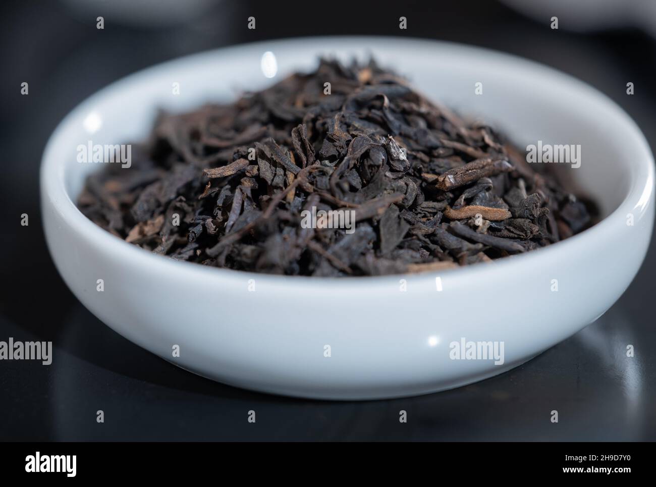 Helsinki / Finlande - 4 DÉCEMBRE 2021 : gros plan sélectif d'une tasse remplie de feuilles de thé fraîches. Banque D'Images
