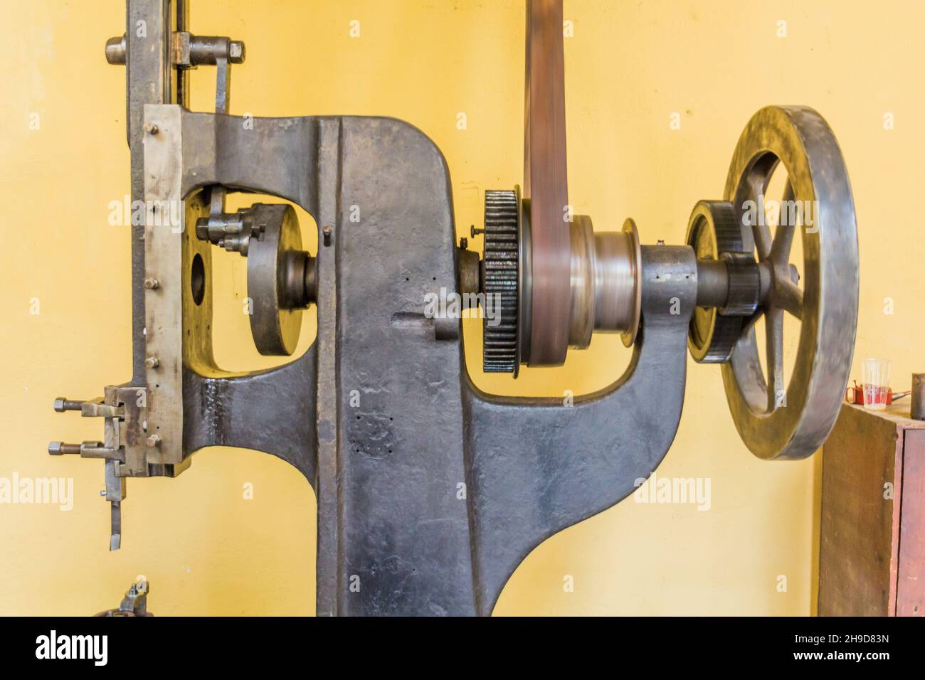 machine d'usine du xixe siècle alimentée par les arbres de ligne et les courroies. Banque D'Images