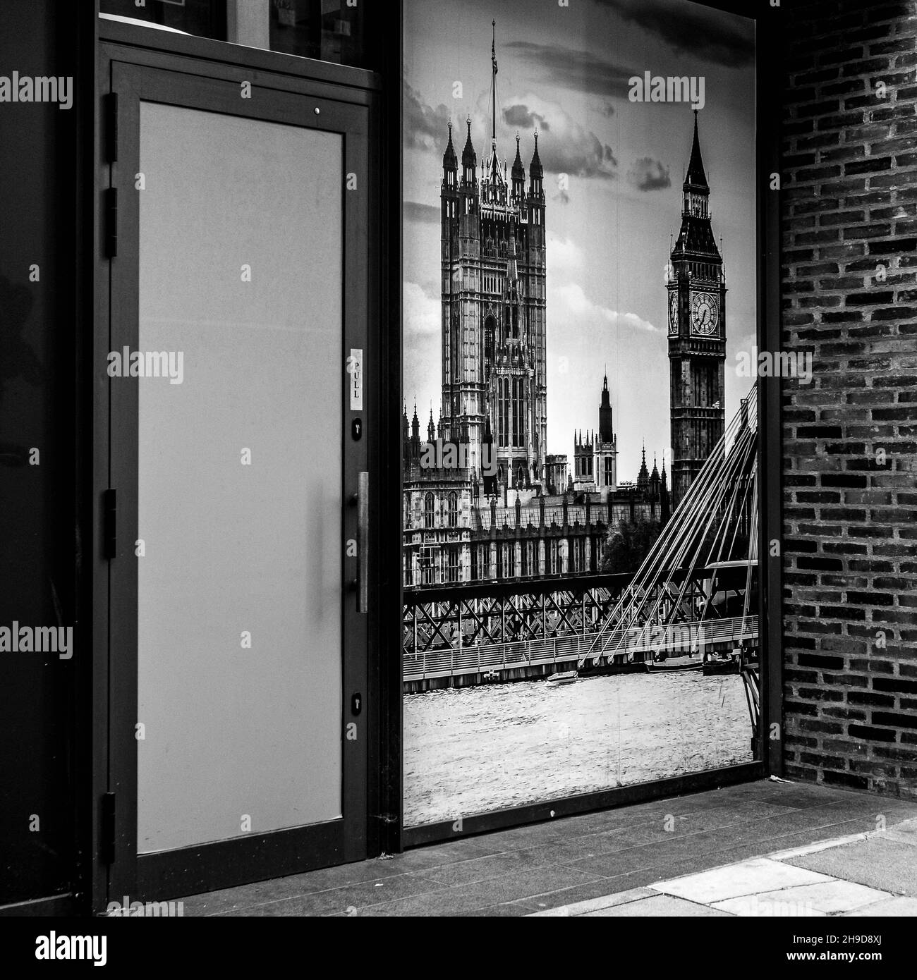 Victoria London UK, novembre 7 2021, œuvres d'art de Beg Ben et chambres du Parlement sur Un magasin fermé Victoria Street Londres sans personne Banque D'Images