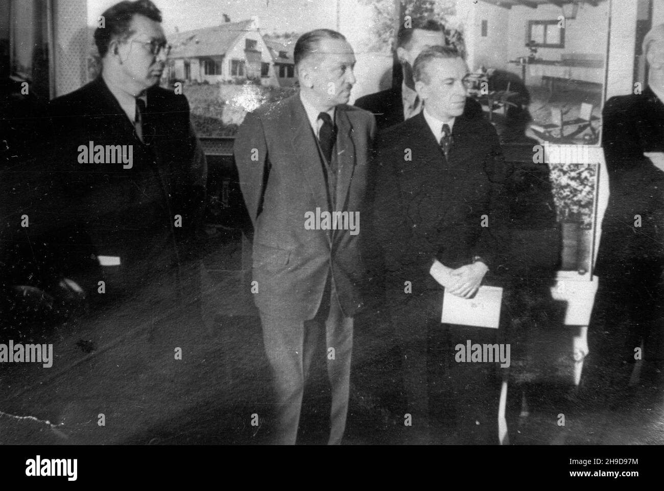 Varsovie, 1947-09-20.Muzeum Narodowe.Otwarcie wystawy pt.800 lecie Moskwy - stolicy ZSRR.NZ. m.in. ministre kultury i sztuki Stefan Dybowski (L), ministre odbudowy prof.Micha³ Kaczorowski (2L). wb/gr PAPVarsovie, le 20 septembre 1947.Musée national.L'ouverture de l'exposition intitulée le '800e anniversaire de Moscou - la capitale de l'Union soviétique.'Photo : le ministre de la Culture et de l'Art, Stefan Dybowski (à gauche), le ministre de la reconstruction, prof.Michal Kaczorowski (2e à gauche). wb/gr PAP Banque D'Images