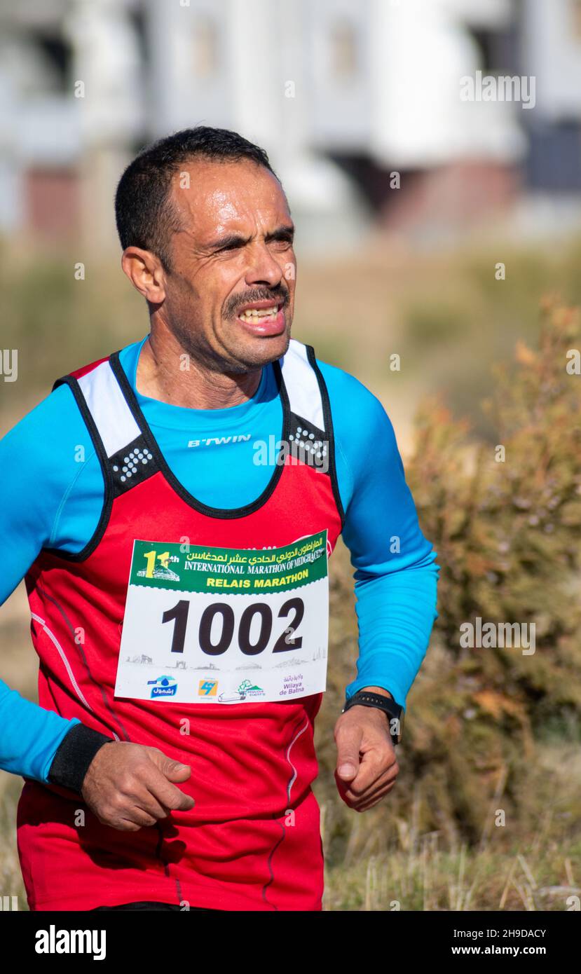 El Madher, Batna, Algérie - 12-04-2021: Coureurs en compétition pour gagner le Marathon International Medghacen après avoir traversé 22 km de la ville de Batna à El Madher ci Banque D'Images