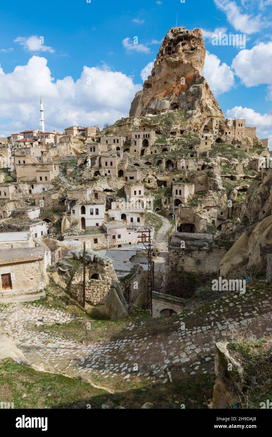 Vue sur la ville d'Ortahisar avec son superbe château de Sivrikoya.Cappadoce, Turquie. Banque D'Images