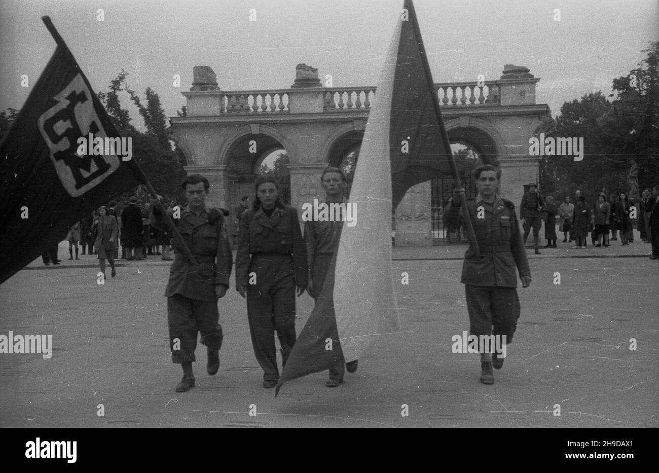 Varsovie, 1947-09-23.Plac Zwyciêstwa.NZ. Przedstawiciele Czechos³owackich Brygad Odbudowy przed Grobem Nieznanego ¯o³nierza po z³o¿eniu wieñców. bk/mgs PAPVarsovie, le 23 septembre 1947.Place Zwyciestwa.Photo : des représentants des Brigades tchécoslovaques en reconstruction posant une couronne devant la tombe du soldat inconnu. bk/mgs PAP Banque D'Images