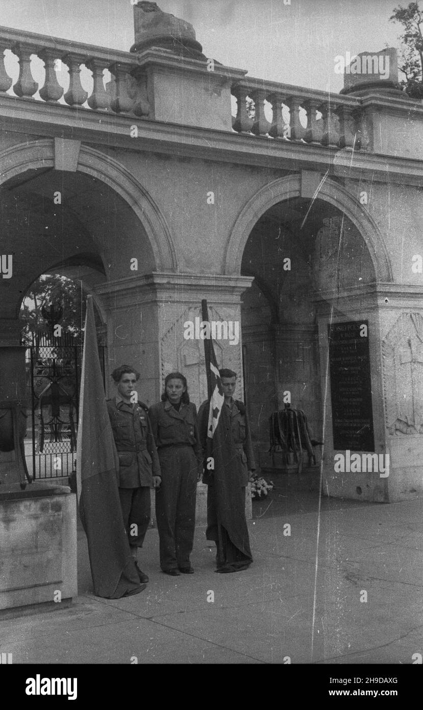 Varsovie, 1947-09-23.Plac Zwyciêstwa.NZ. Przedstawiciele Czechos³owackich Brygad Odbudowy przed Grobem Nieznanego ¯o³nierza po z³o¿eniu wieñców. bk/mgs PAPVarsovie, le 23 septembre 1947.Place Zwyciestwa.Photo : des représentants des Brigades tchécoslovaques en reconstruction posant une couronne devant la tombe du soldat inconnu. bk/mgs PAP Banque D'Images