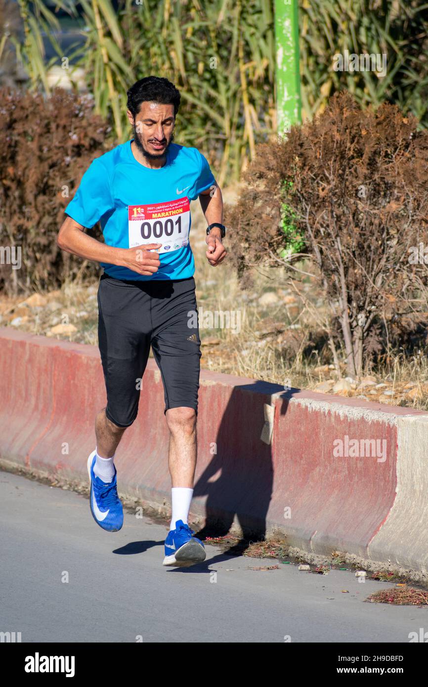 El Madher, Batna, Algérie - 12-04-2021: Coureurs en compétition pour gagner le Marathon International Medghacen après avoir traversé 22 km de la ville de Batna à El Madher ci Banque D'Images