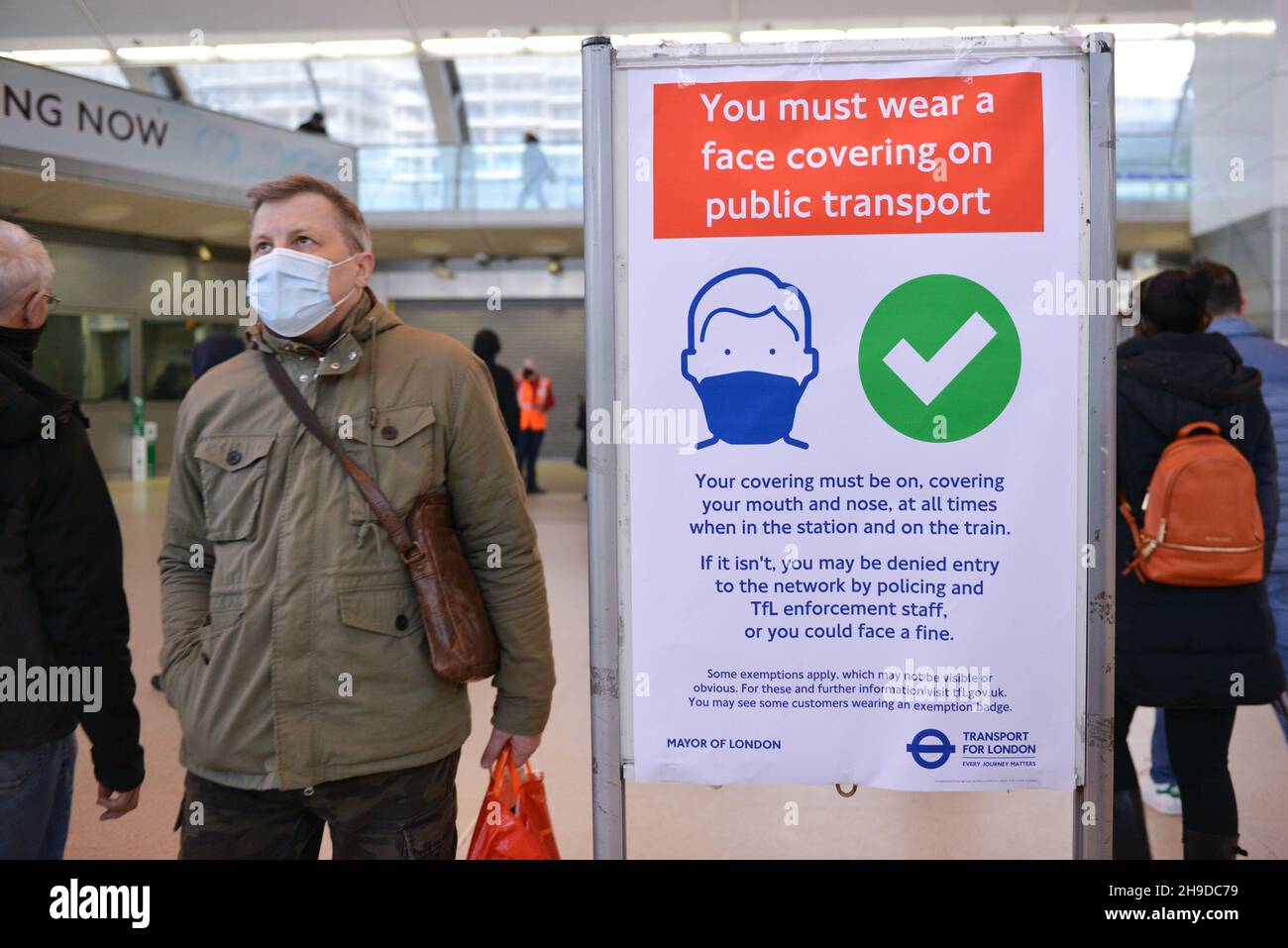 Londres, Royaume-Uni.06e décembre 2021.Un travailleur de la route vu passer devant une affiche de couverture de visage à Stratford Station.les revêtements de visage en Angleterre sont devenus obligatoires dans les transports publics, par crainte de la nouvelle variante Covid-19, Omicron.(Photo de Thomas Krych/SOPA Images/Sipa USA) crédit: SIPA USA/Alay Live News Banque D'Images