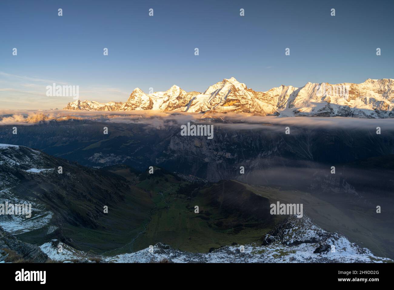 Montagnes majestueuses Eiger, Monch et Jungfrau dans la brume au coucher du soleil, Murren Birg, région de Jungfrau, canton de Berne, Suisse Banque D'Images