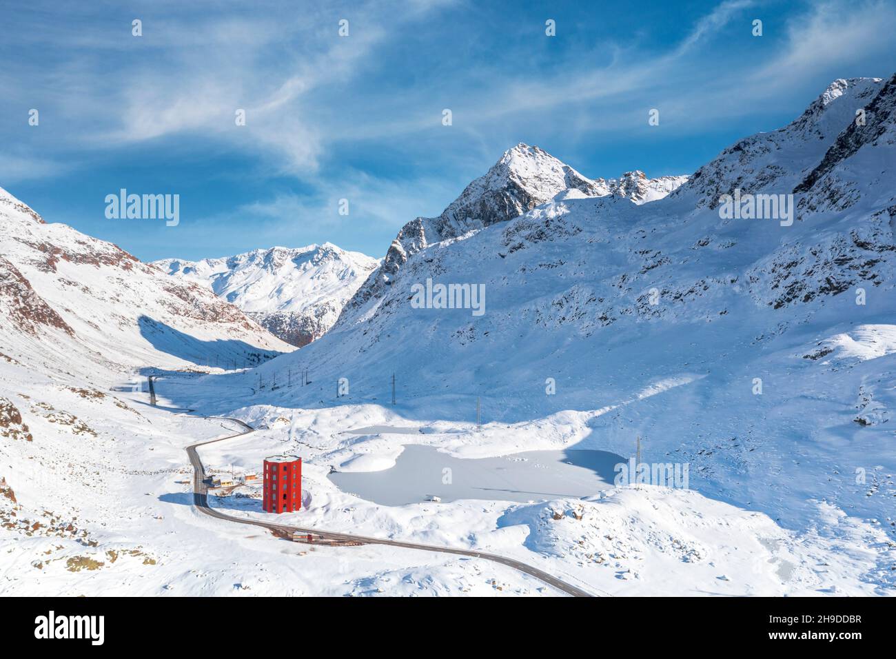 Vue aérienne de la route du col Julier après une chute de neige en hiver, district d'Albula, canton de Graubunden, Engadin, Suisse Banque D'Images
