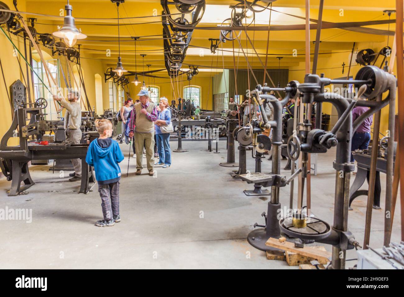 ZAMBERK, TCHÉQUIE - 15 SEPTEMBRE 2018 : usine du XIXe siècle équipée d'arbres de ligne et de courroies dans le Musée des anciennes machines et technologies (Muzeum St Banque D'Images