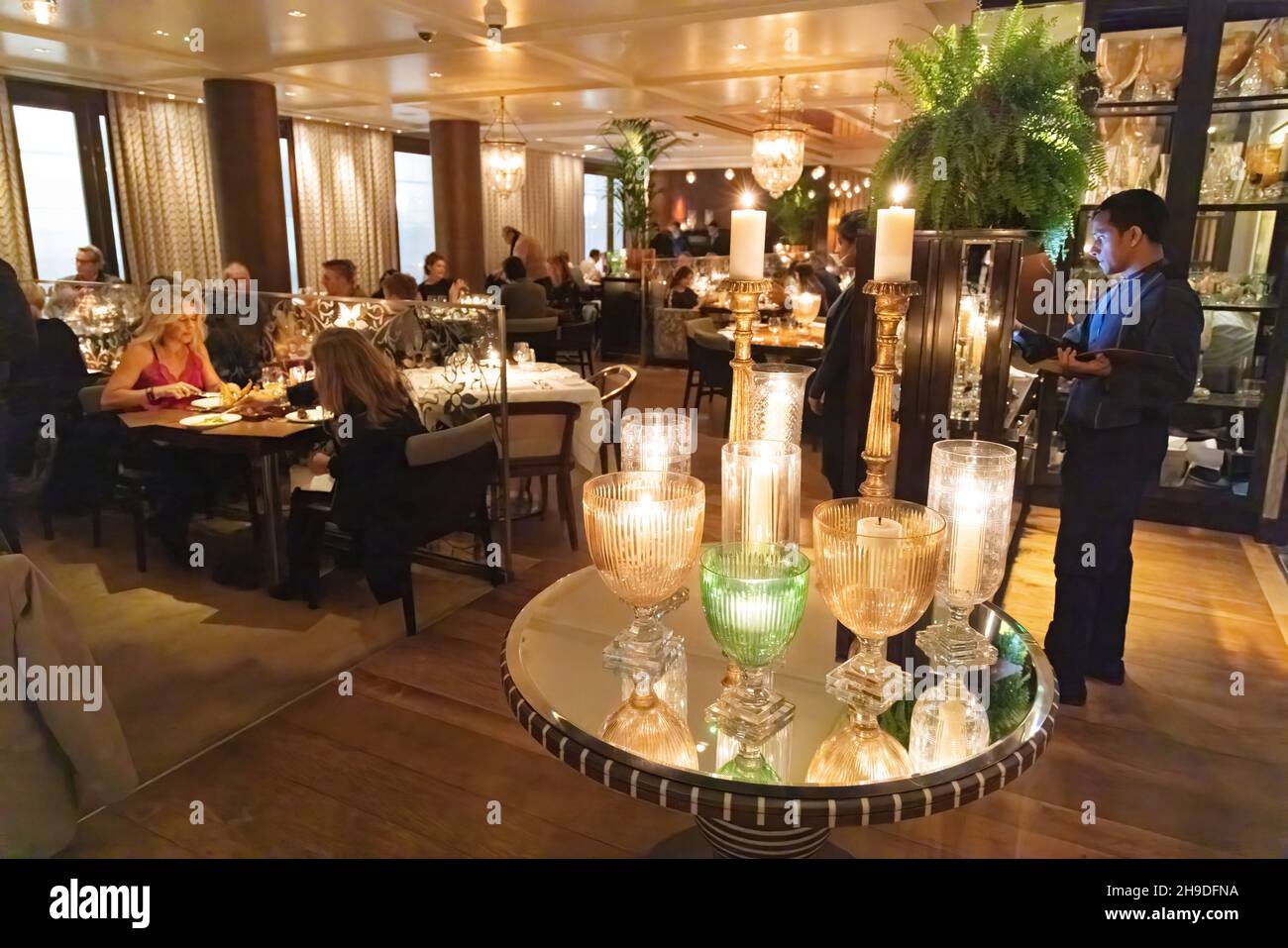 Les personnes qui mangent dans un restaurant indien London UK; Chutney Mary Interior, un restaurant indien de haute classe, St James, Londres UK Banque D'Images