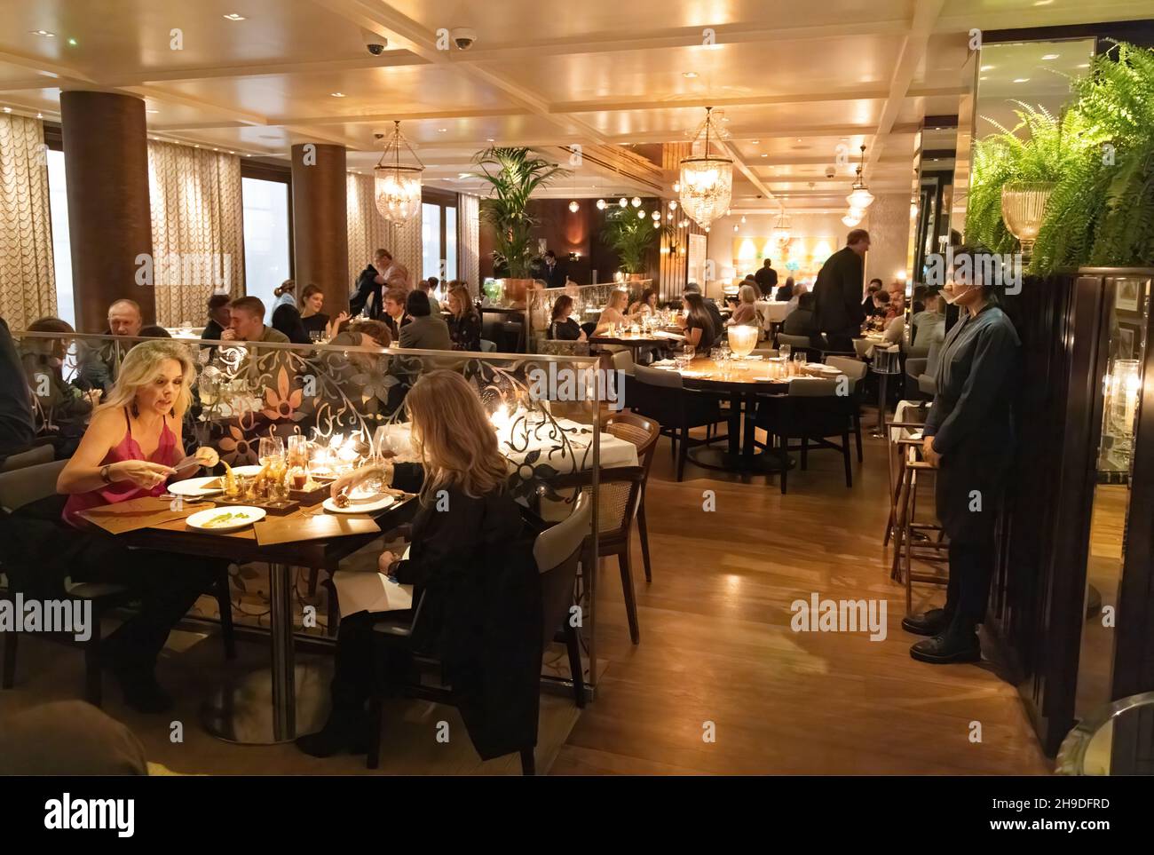 Les personnes qui mangent dans un restaurant indien London UK; Chutney Mary Interior, un restaurant indien de haute classe, St James, Londres UK Banque D'Images