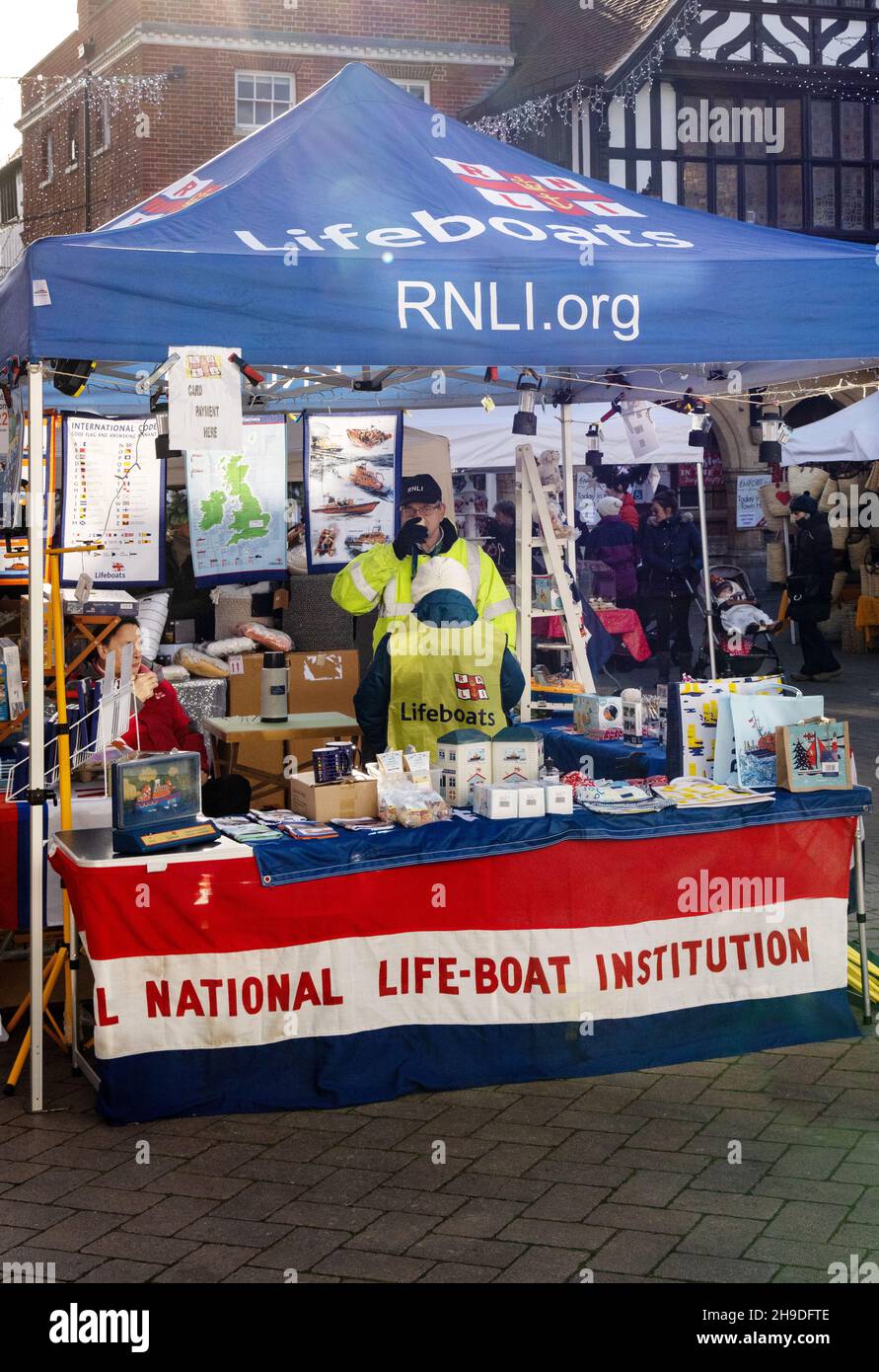 RNLI.- Royal National Lifeboat institution stall de charité, Saffron Walden Essex UK; un organisme de bienfaisance pour soutenir le service de sauvetage des vies en mer. Banque D'Images