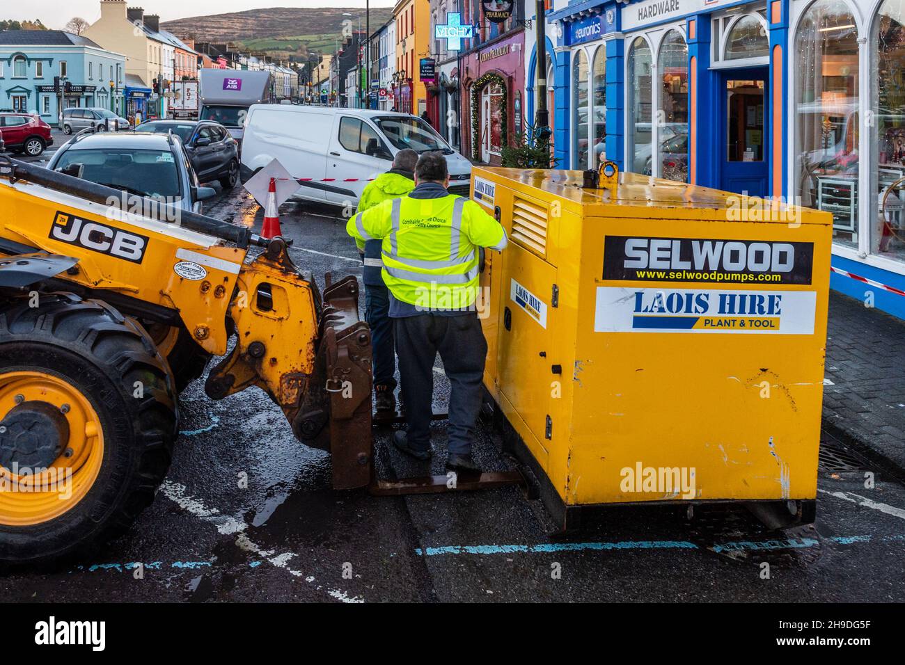 Bantry, West Cork, Irlande.6 décembre 2021.Les employés du Conseil du comté de Cork préparaient les pompes ce soir pour les inondations prévues demain matin après que met Eireann a émis un avertissement météorologique rouge de statut.Storm Barra fera une chute à 4h00 demain matin avec des vents de 85KMH et des rafales jusqu'à 150KMH.On s'attend à ce que les zones côtières inondent avec la marée haute de Bantry à 7,25 heures du matin.Crédit : AG News/Alay Live News Banque D'Images