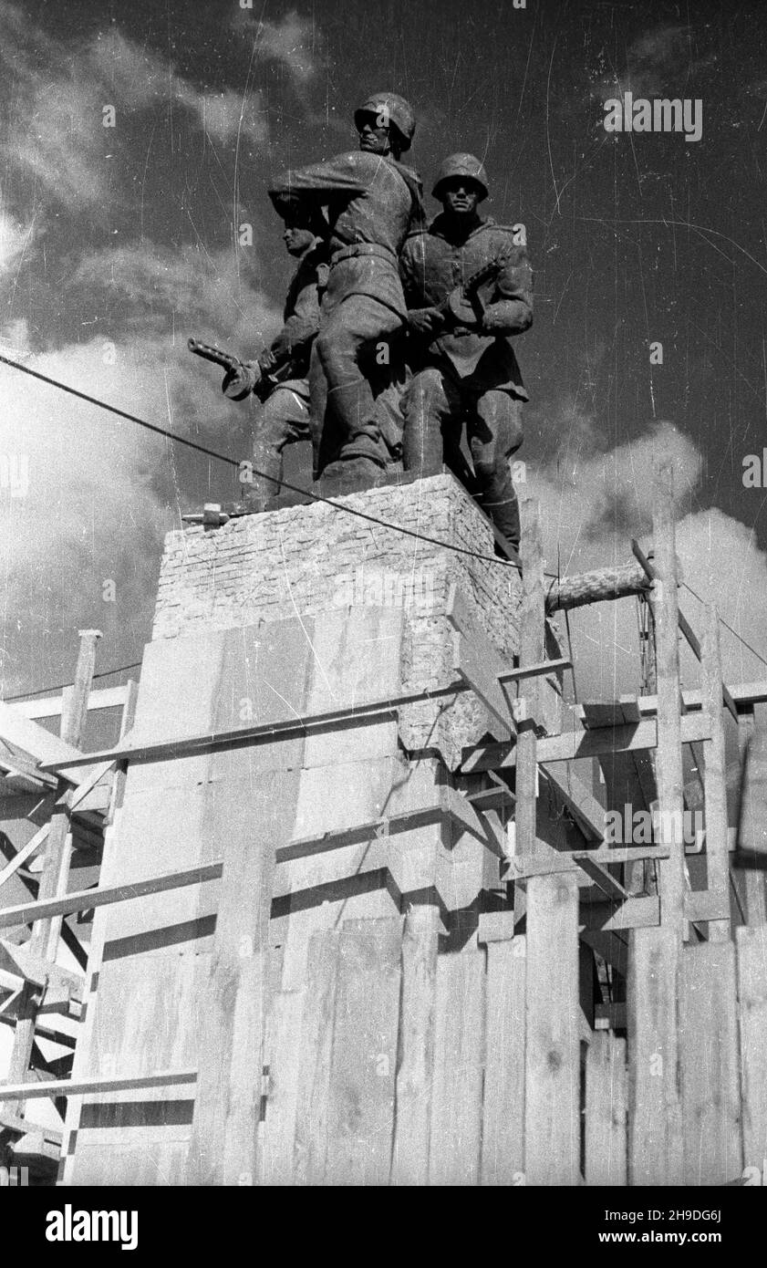 Varsovie, 1947-10.Budowa pomnika Braterstwa Broni na placu Wileñskim poœwiêconego ¿o³nierzom polskim i radzieckim.cokó³ pomnika, na którym 16 paŸdziernika ustawiono rzeŸbê przedstawiaj¹c¹ trzech walcz¹cych ¿ó³nierzy. wb/gr PAP Dok³adny dzieñ wydarzenia nieustalony.Varsovie, octobre 1947.Construction du monument de la Fraternité des armes sur la place Wilenski en l'honneur des soldats polonais et soviétiques.Photo : le piédestal du monument sur lequel une sculpture mettant en vedette trois soldats de combat a été placée le 16 octobre. wb/gr PAP Banque D'Images