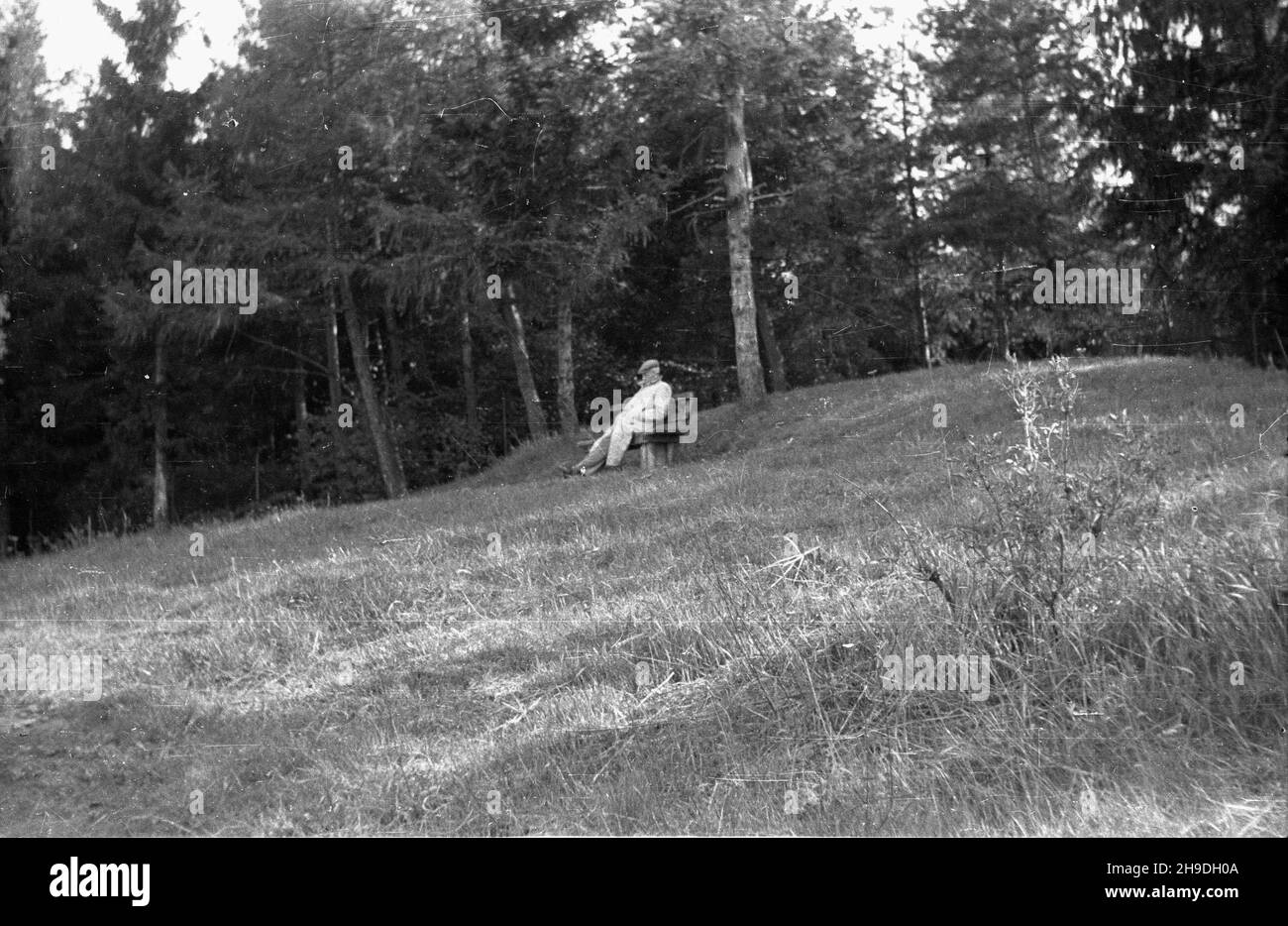 Bielawa, 1947-10.Mê¿czyzna odpoczywa na ³awce W parku. ps/gr PAP Dok³adny dzieñ wydarzenia nieustalony.Bielawa, 1947 octobre.Un homme qui se repose dans un parc. ps/gr PAP Banque D'Images