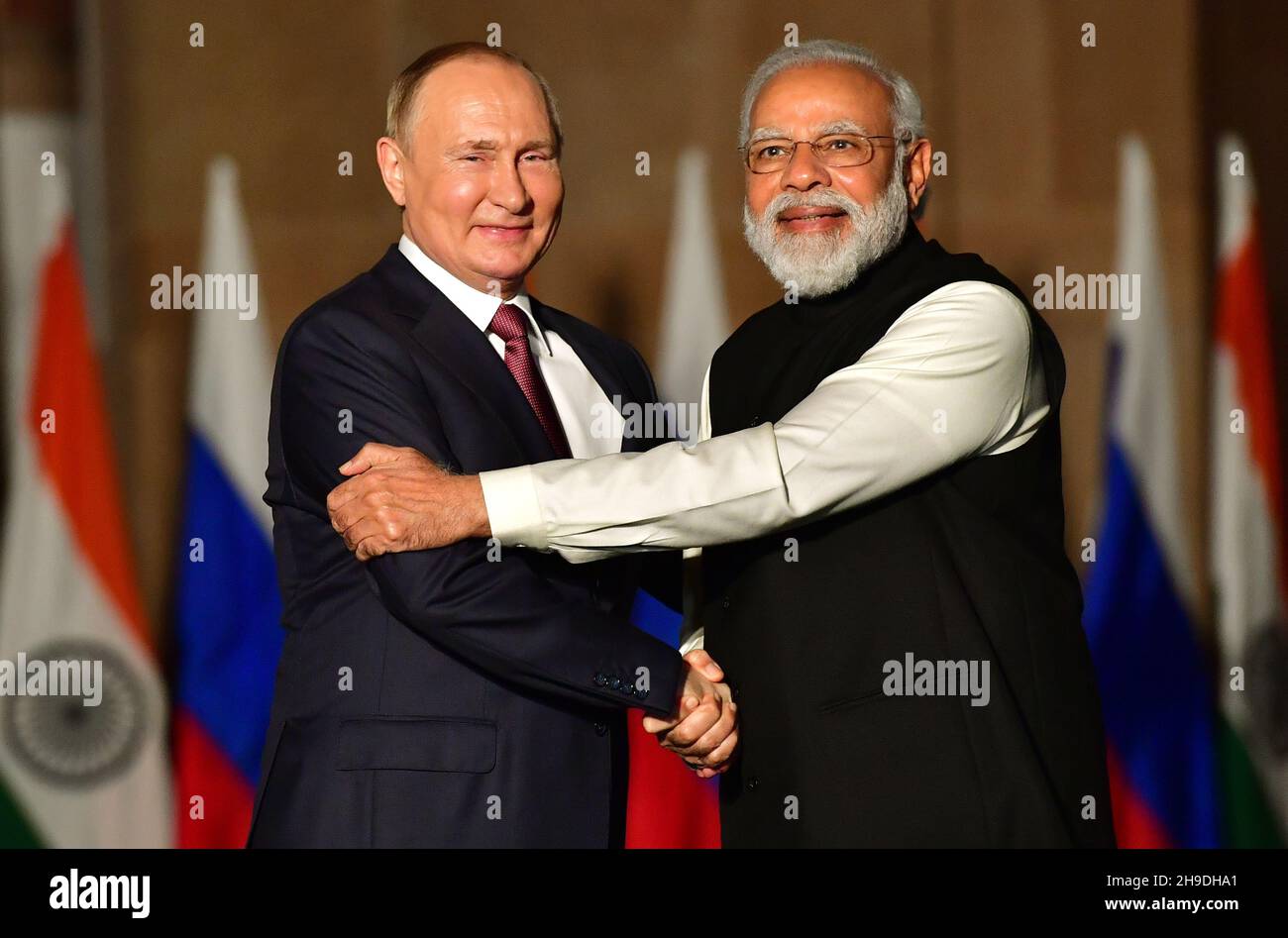 New Delhi, Inde.6 décembre 2021.le Premier ministre indien Narendra Modi souhaite la bienvenue au Président russe Vladimir Poutine avant leur réunion à la Maison d'Hyderabad à New Delhi Credit: PRASOU/Alay Live News Banque D'Images