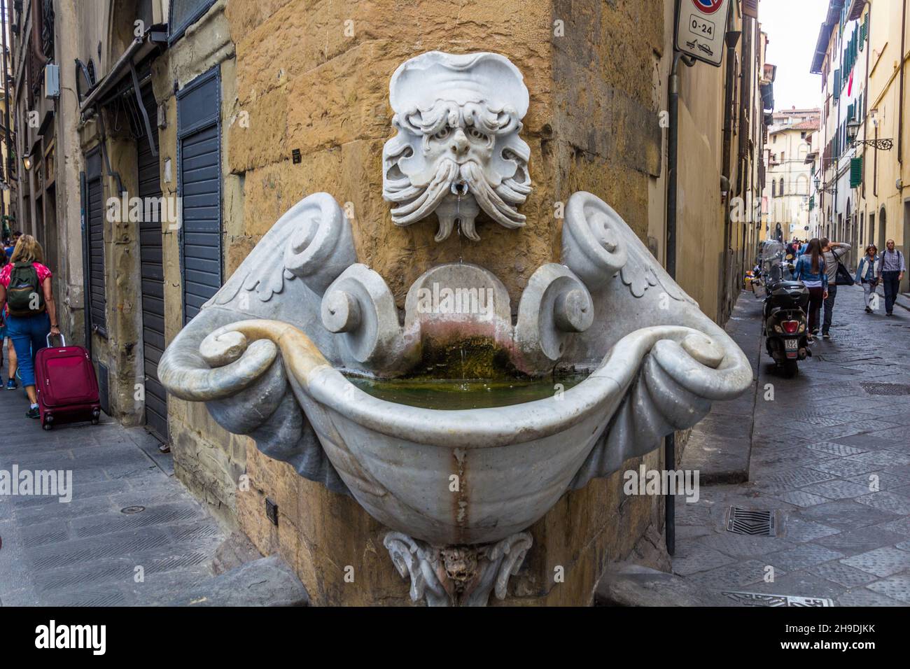 FLORENCE, ITALIE - 21 OCTOBRE 2018 : fontaine d'angle sur une maison à Florence, Italie Banque D'Images